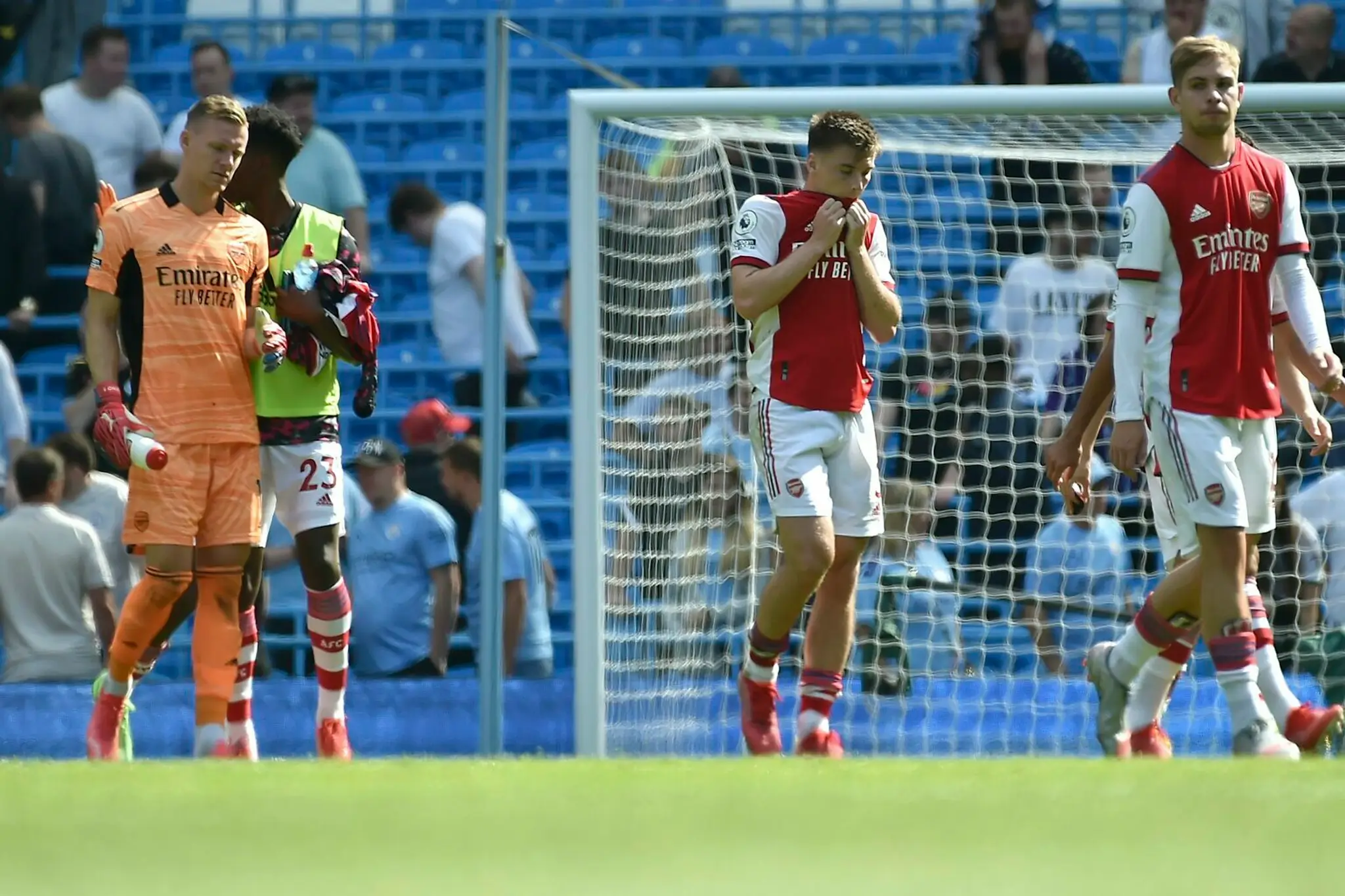 Futbalisti Arsenalu opúšťajú ihrisko po zahanbujúcej prehre.