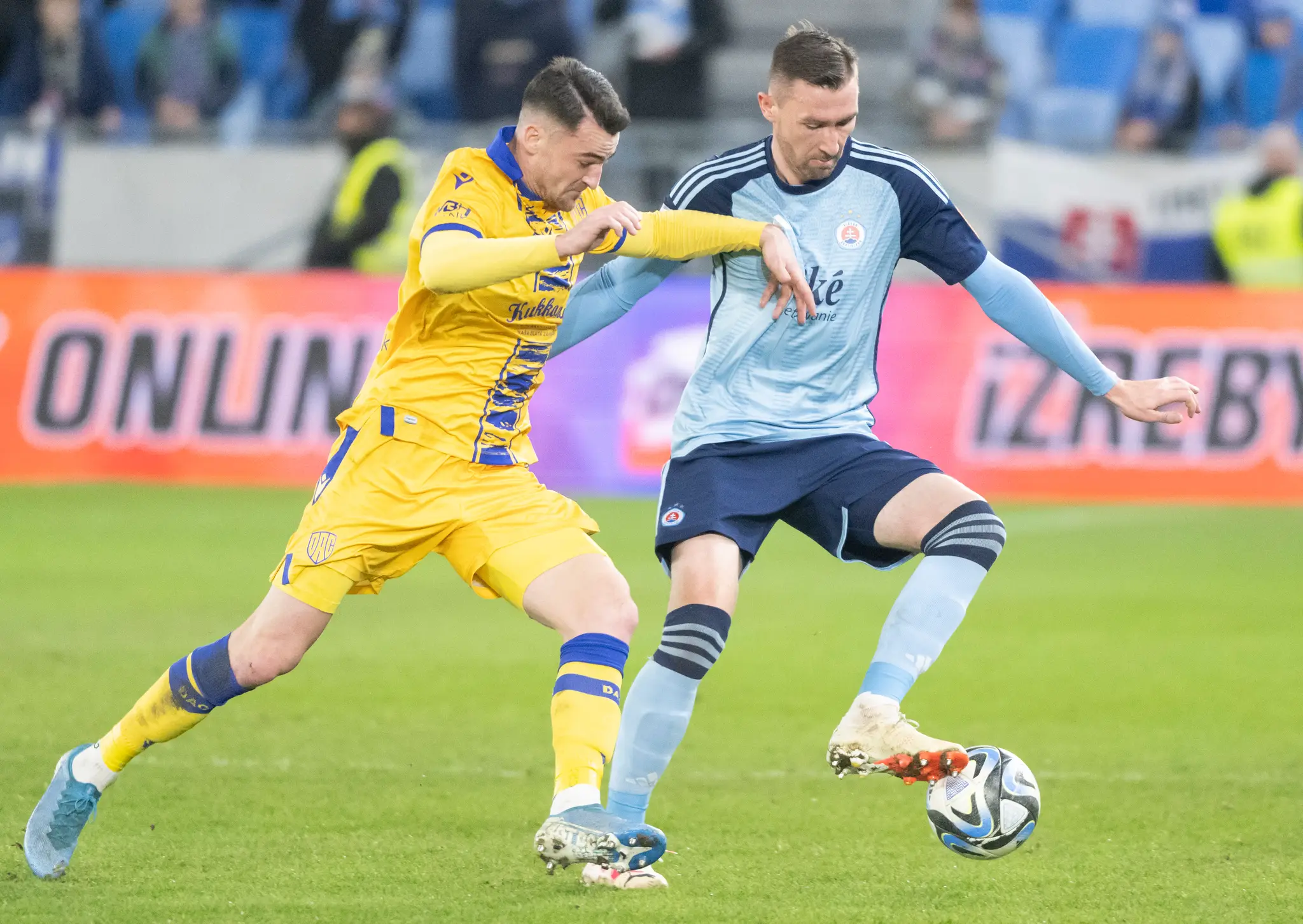 Sprava Jaromír Zmrhal (Slovan) a Milan Dimun (DAC) bojujú o loptu v 18. kole Niké ligy.