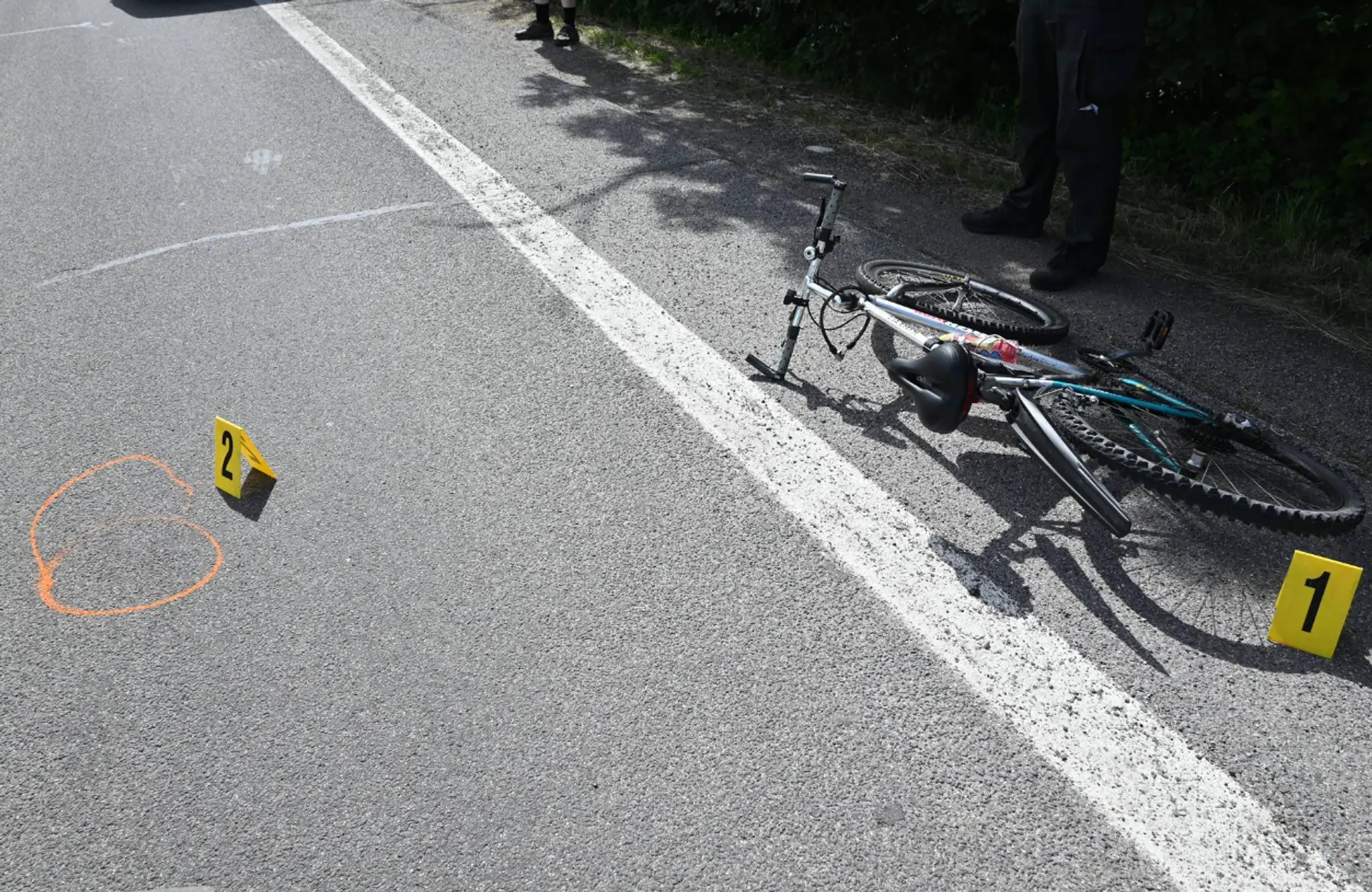Opitý cyklista spadol na autobus.