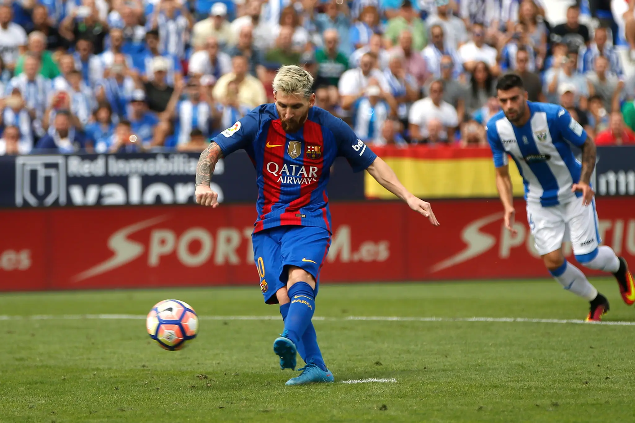 Lionel Mess premieňa pokutový kop.
