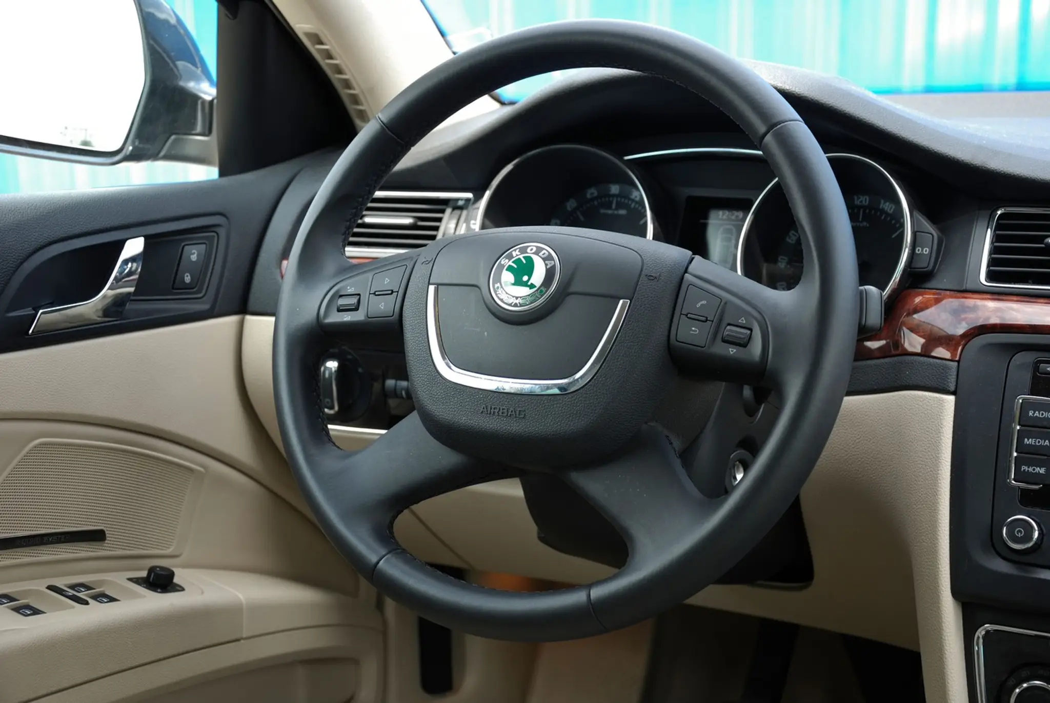 Palubná doska Škody Superb 2.0 TDI.