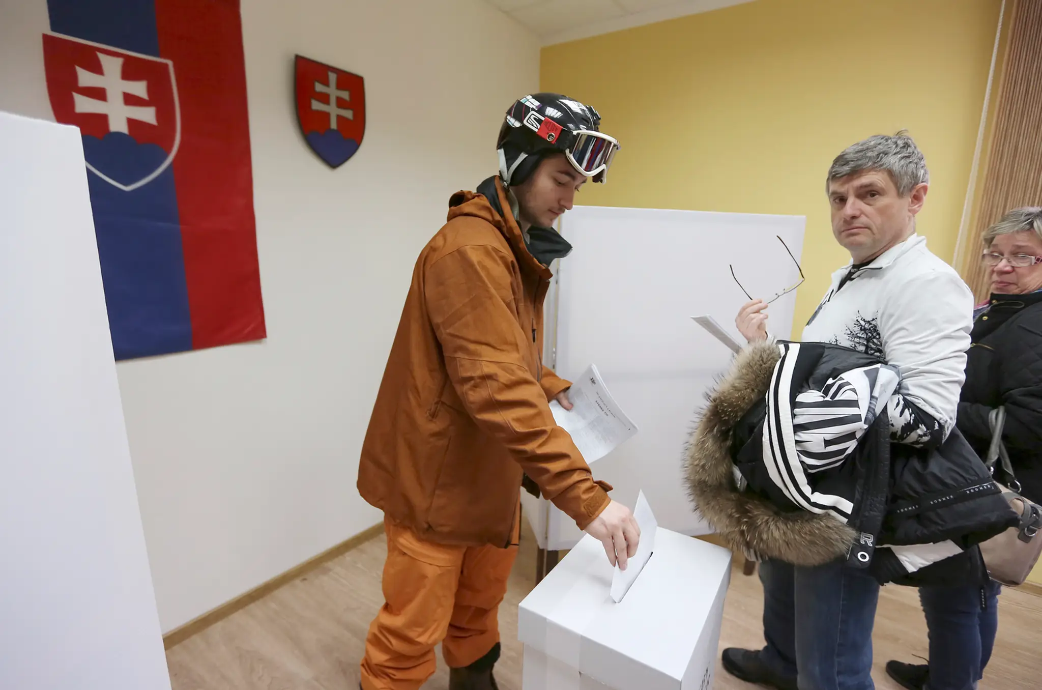 Volič vhadzuje obálku do volebnej urny vo volebnej miestnosti v obci Demänovská Dolina.