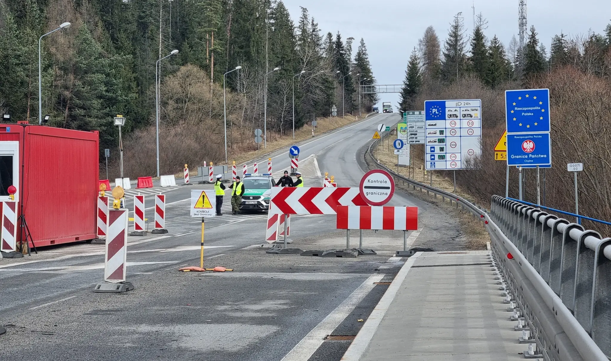 Na snímke poľskí policajti hliadkujú počas protestu farmárov a poľnohospodárov na slovensko-poľskom hraničnom priechode Trstená-Chyžné.