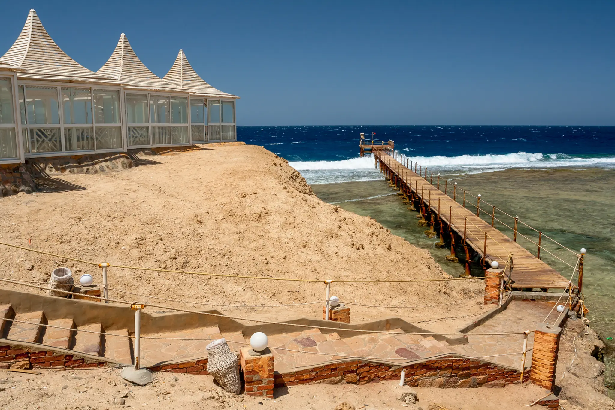 Mólo pri hoteli Calimera Habiba Beach Resort v egyptskom letovisku Marsá Alam.
