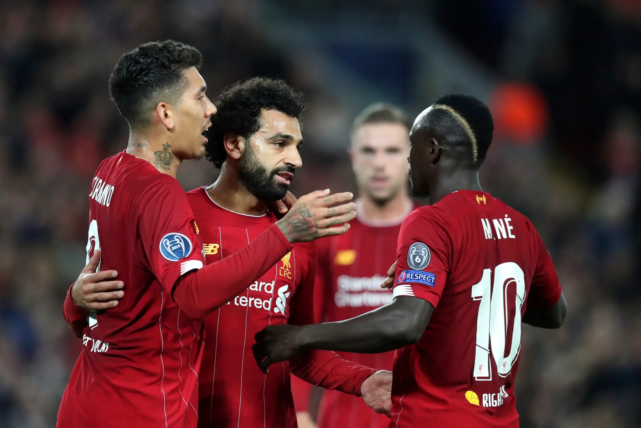 Hráči Chelsea oslavujú gól v dueli LM na pôde Lille.
