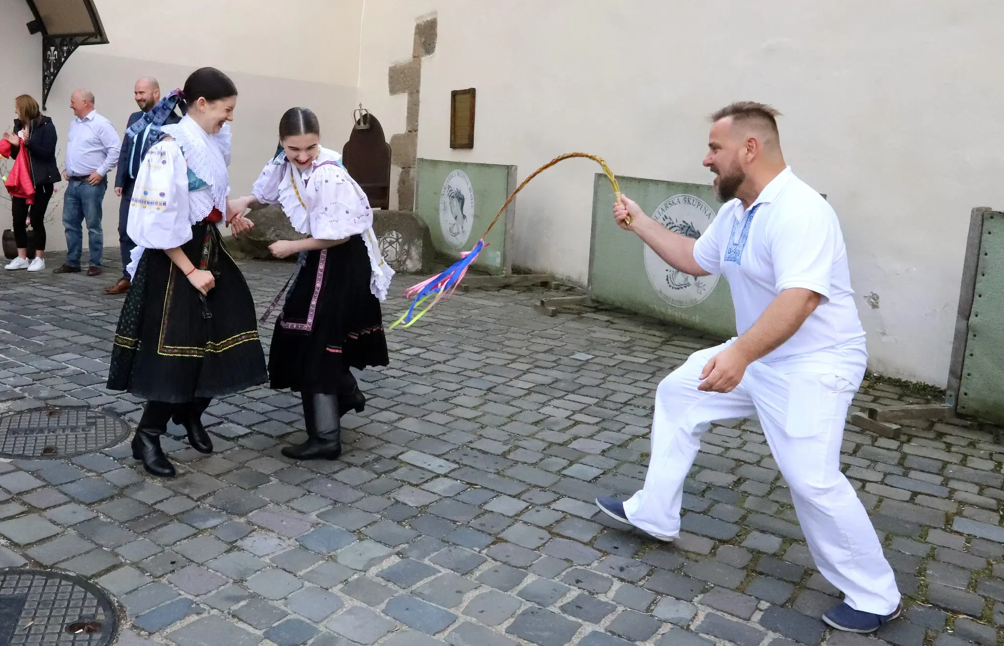 Členovia folklórneho súboru Podpoľanec z Detvy predvádzajú tradičnú veľkonočnú oblievačku na Vígľašskom zámku.