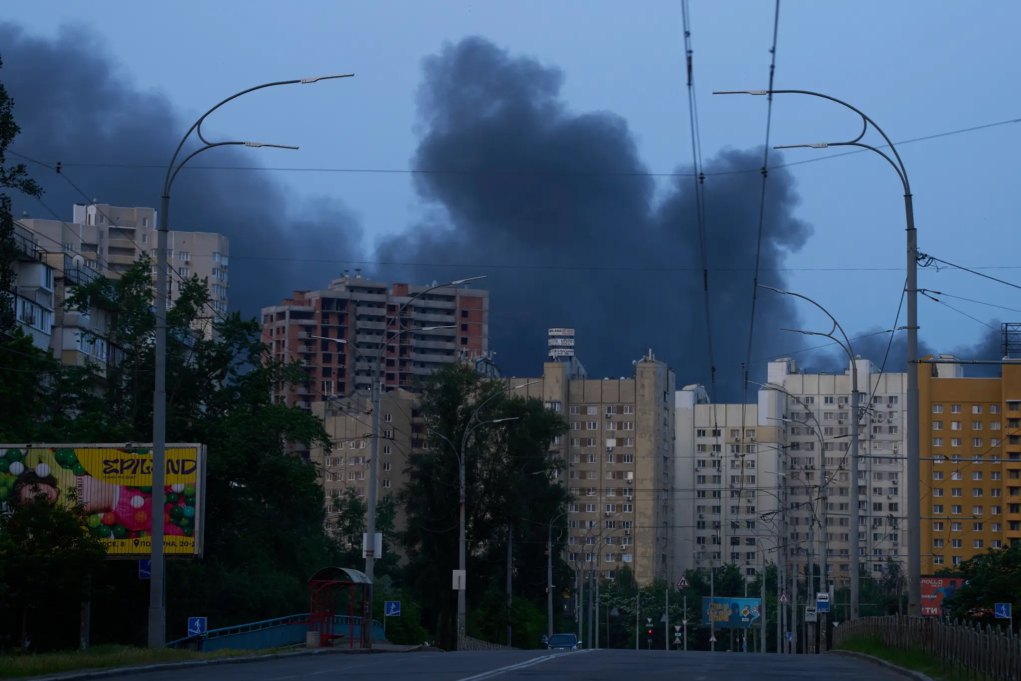 Dym stúpa k oblohe po masívnom raketovom a dronovom útoku ruskej armády na ukrajinskú metropolu Kyjev.
