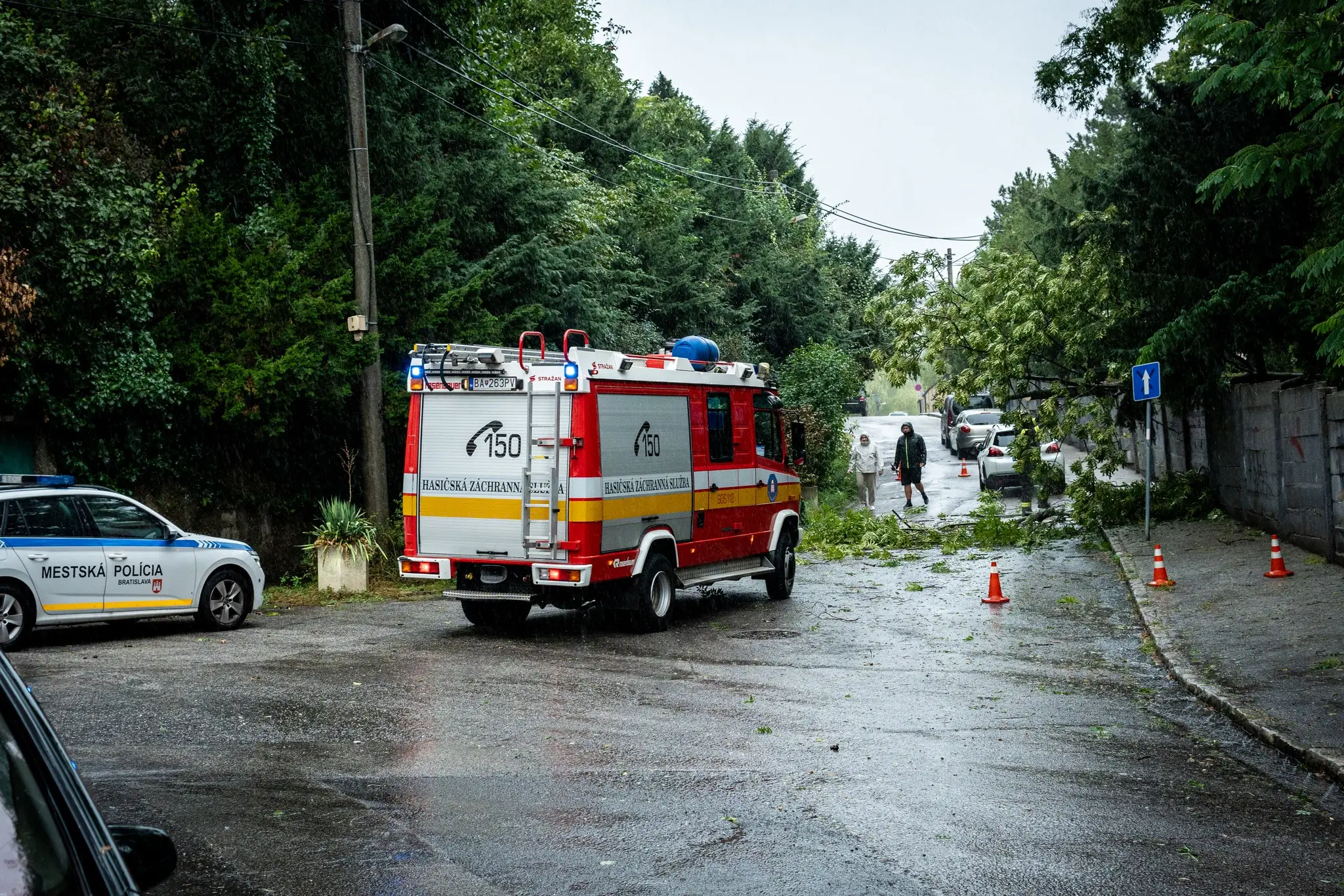 Dážď a vietor v hlavnom meste začínajú spôsobovať menšie problémy