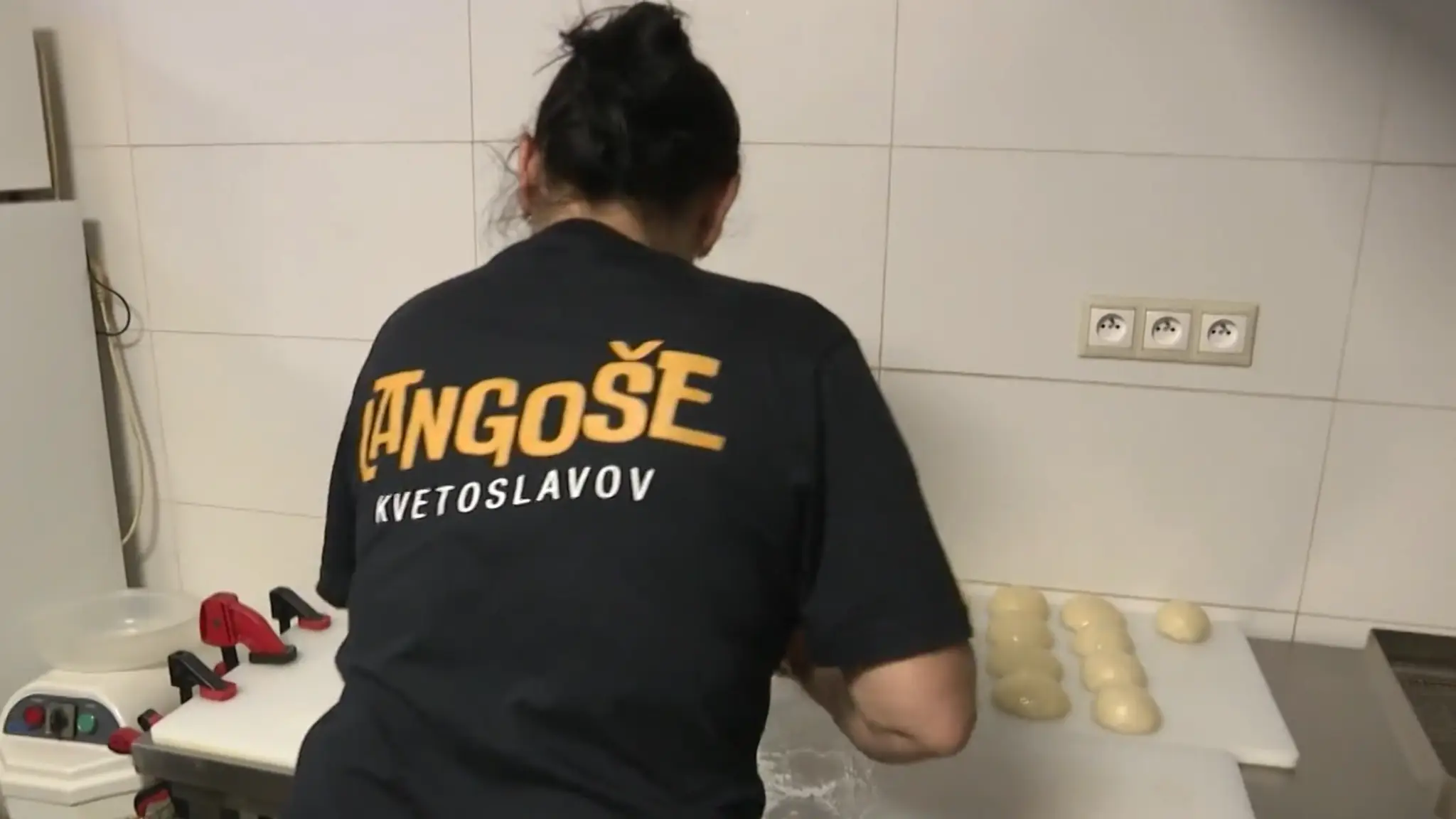 Majiteľ stánku s langošmi, ktorý dostal pokutu 1 500 eur, zomrel.