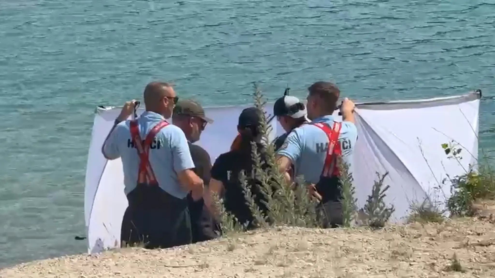 Hasiči, policajti a záchranári na Čunovskom jazere, kde našli telo mladej ženy bez známok života.