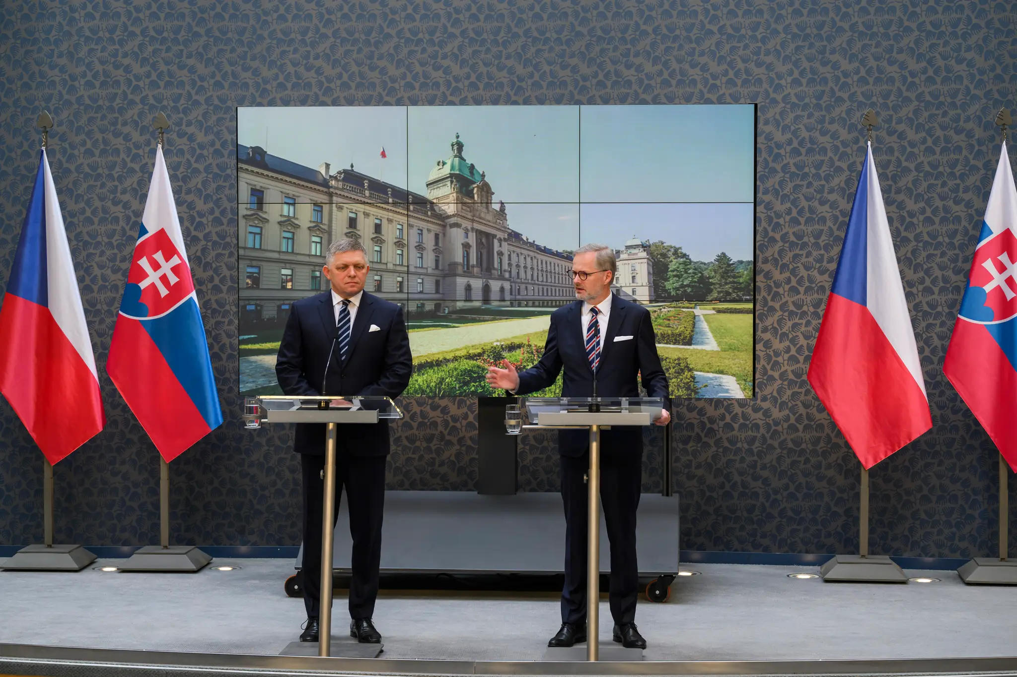 Na snímke zľava predseda vlády SR Robert Fico a predseda vlády ČR Petr Fiala počas tlačovej konferencie po rokovaní na Úrade vlády ČR v Prahe.