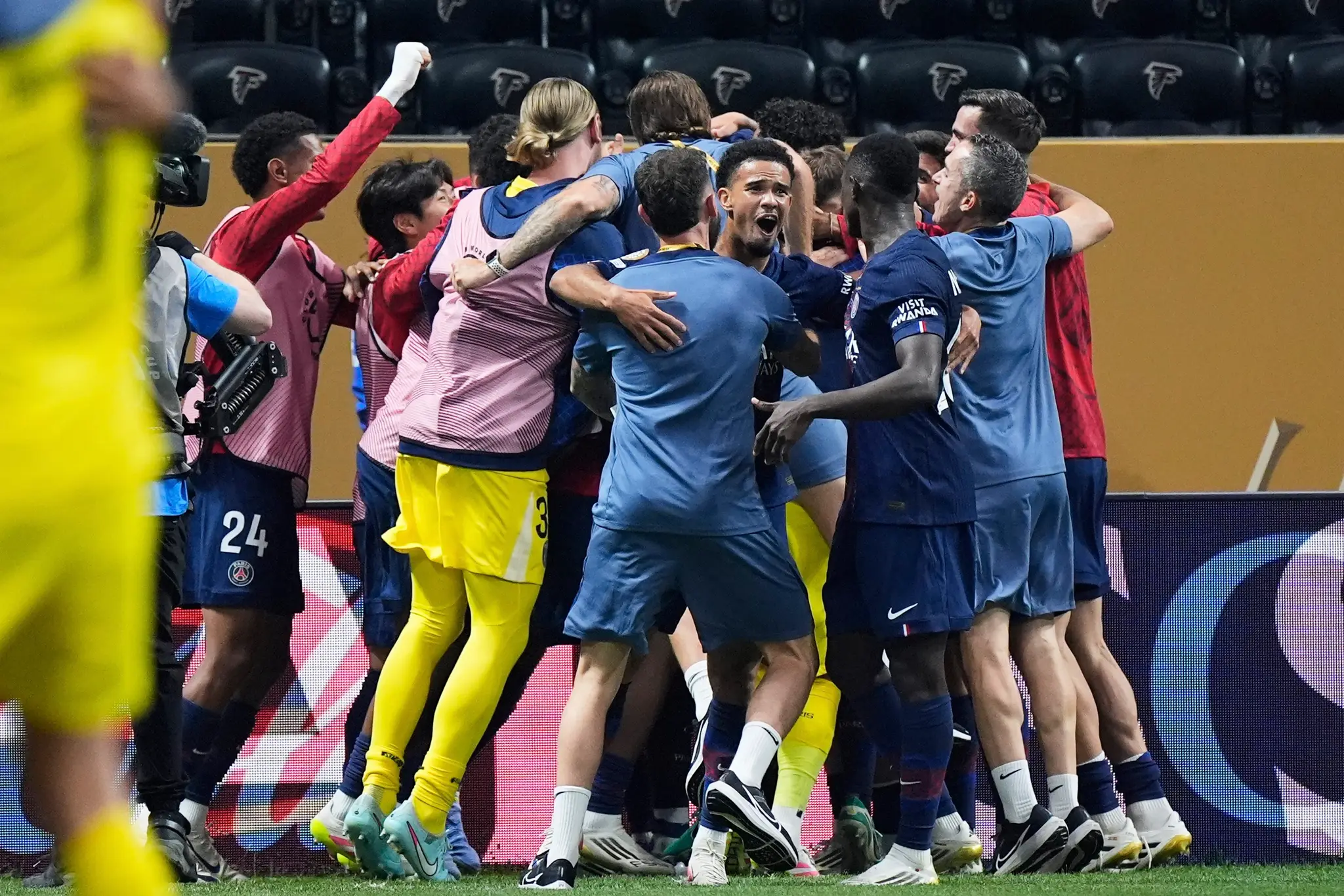 Futbalisti PSG oslavujú postup do semifinále MS klubov.