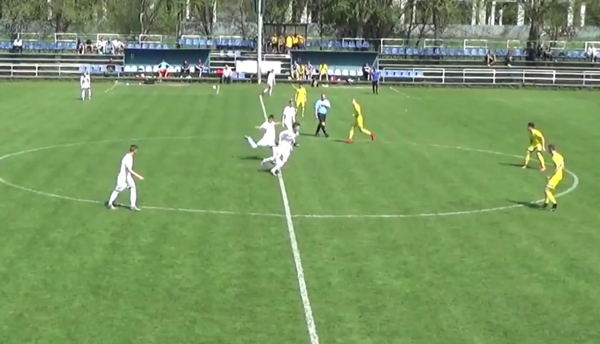 Mário Baláž (FC Nitra) napriahol zo stredového kruhu a  prekvapil brankára Michaloviec.