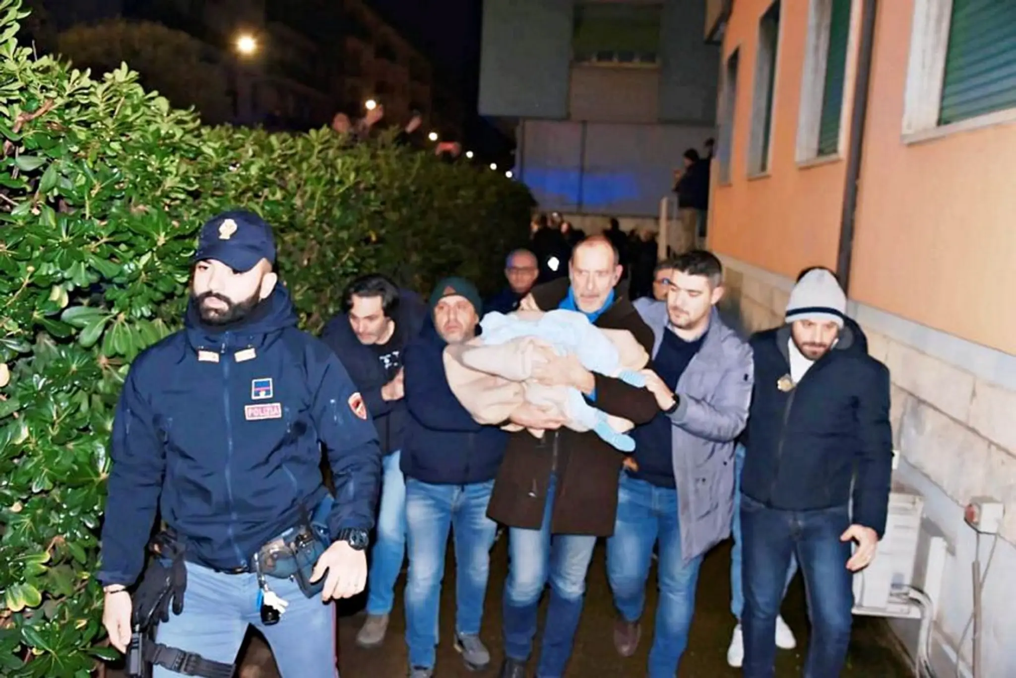 Polícia zachránila uneseného novorodenca.