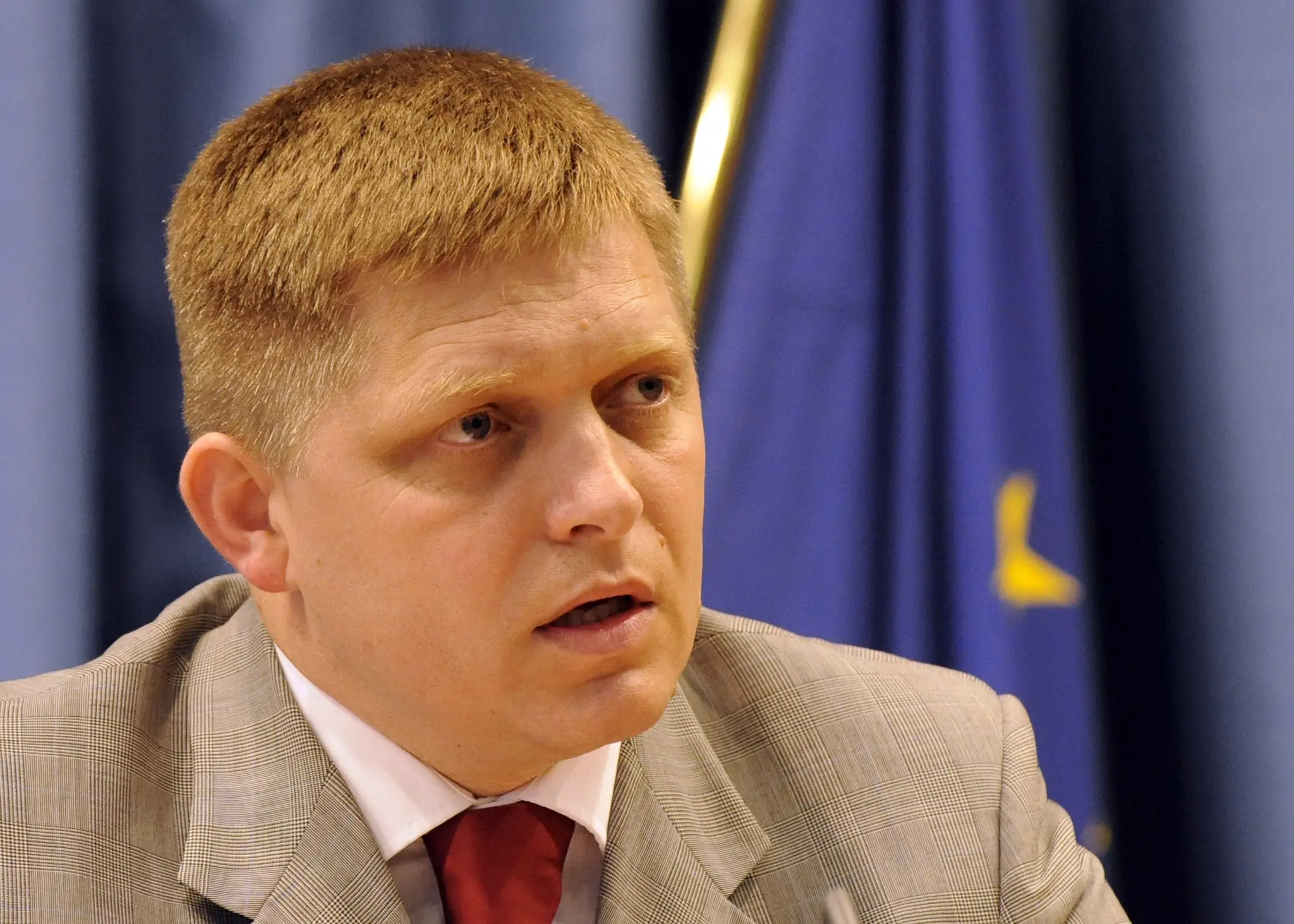 Robert Fico ako premiér odmietol prijať demisiu Jána Počiatka pre údajne falošné obvinenia. Počiatka obviňovali z úniku informácií o zmene centrálnej parity.