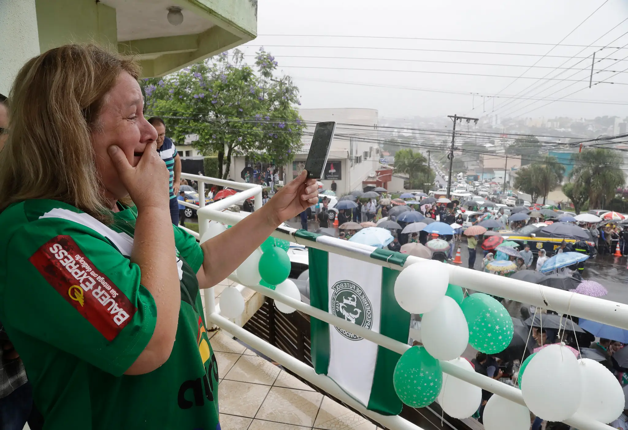 Fanúšička klubu Chapecoense si filmuje prevoz tiel leteckého nešťastia.