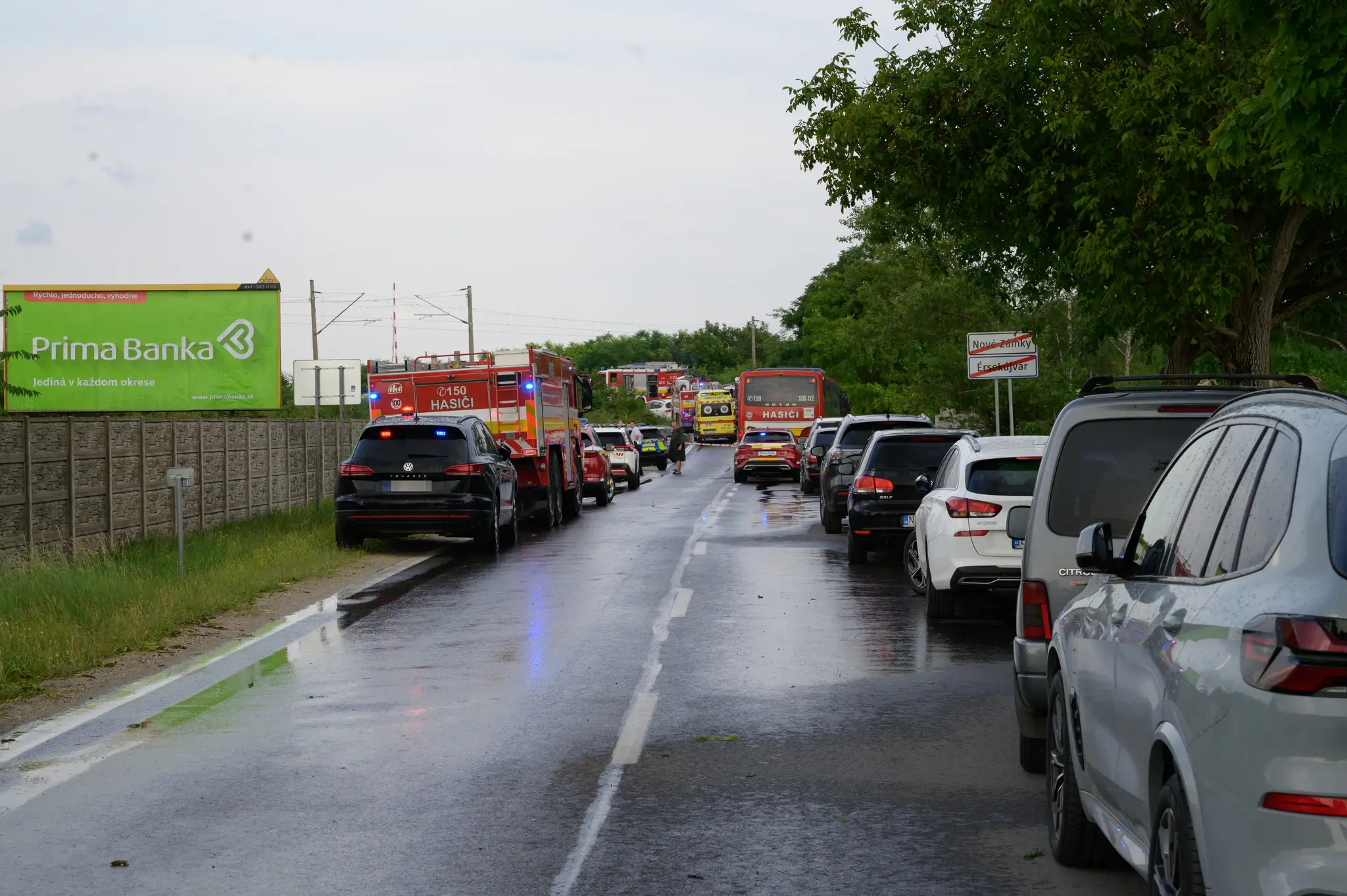 Zrážka vlaku a autobusu pri Nových Zámkoch.