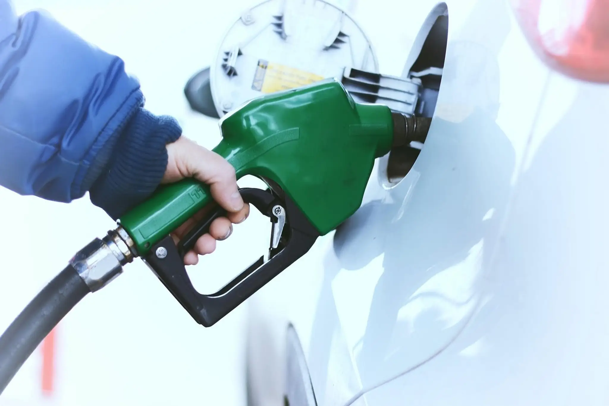 Muž tankuje benzín na pumpe 