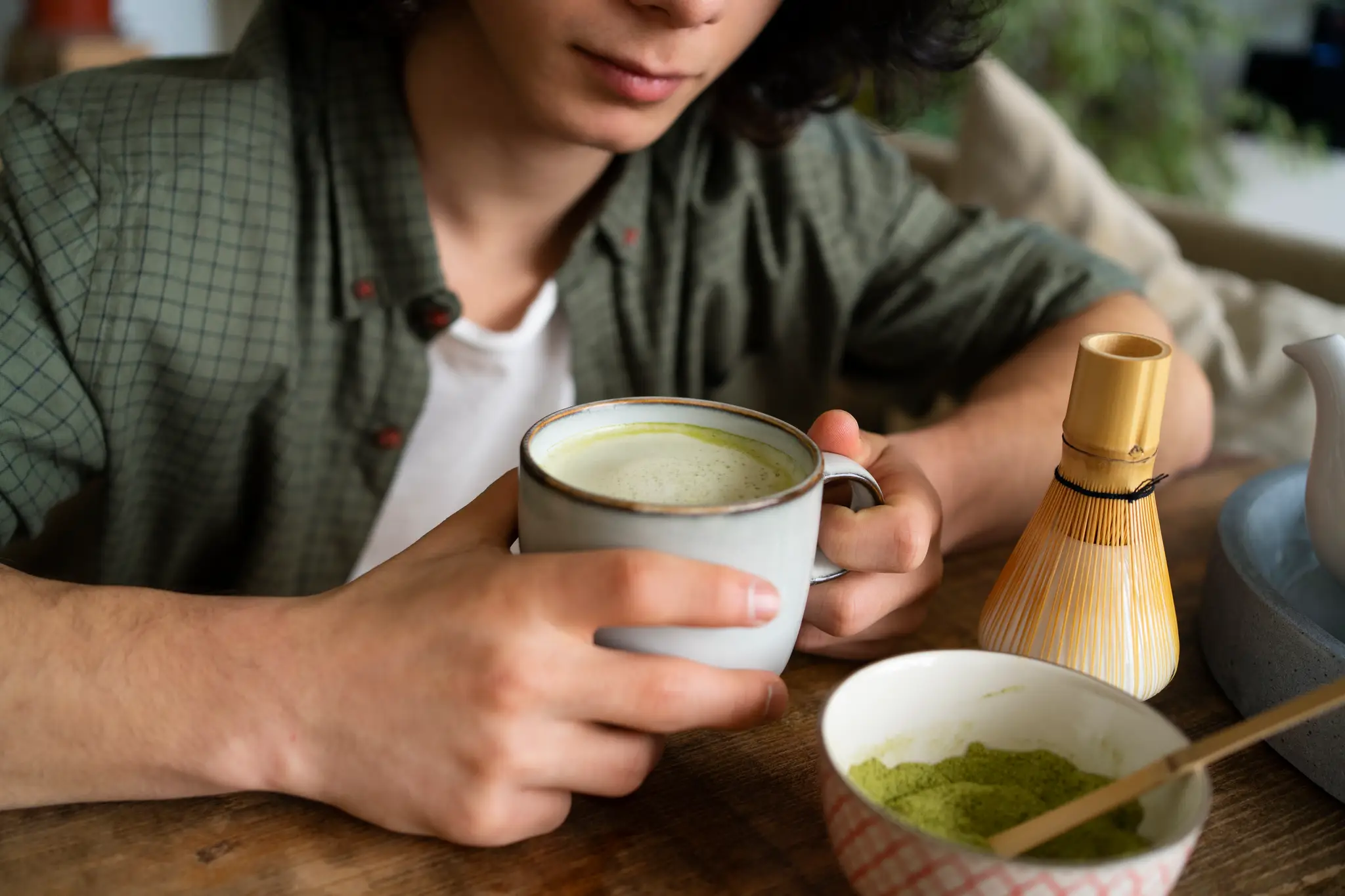 Muž pije matcha