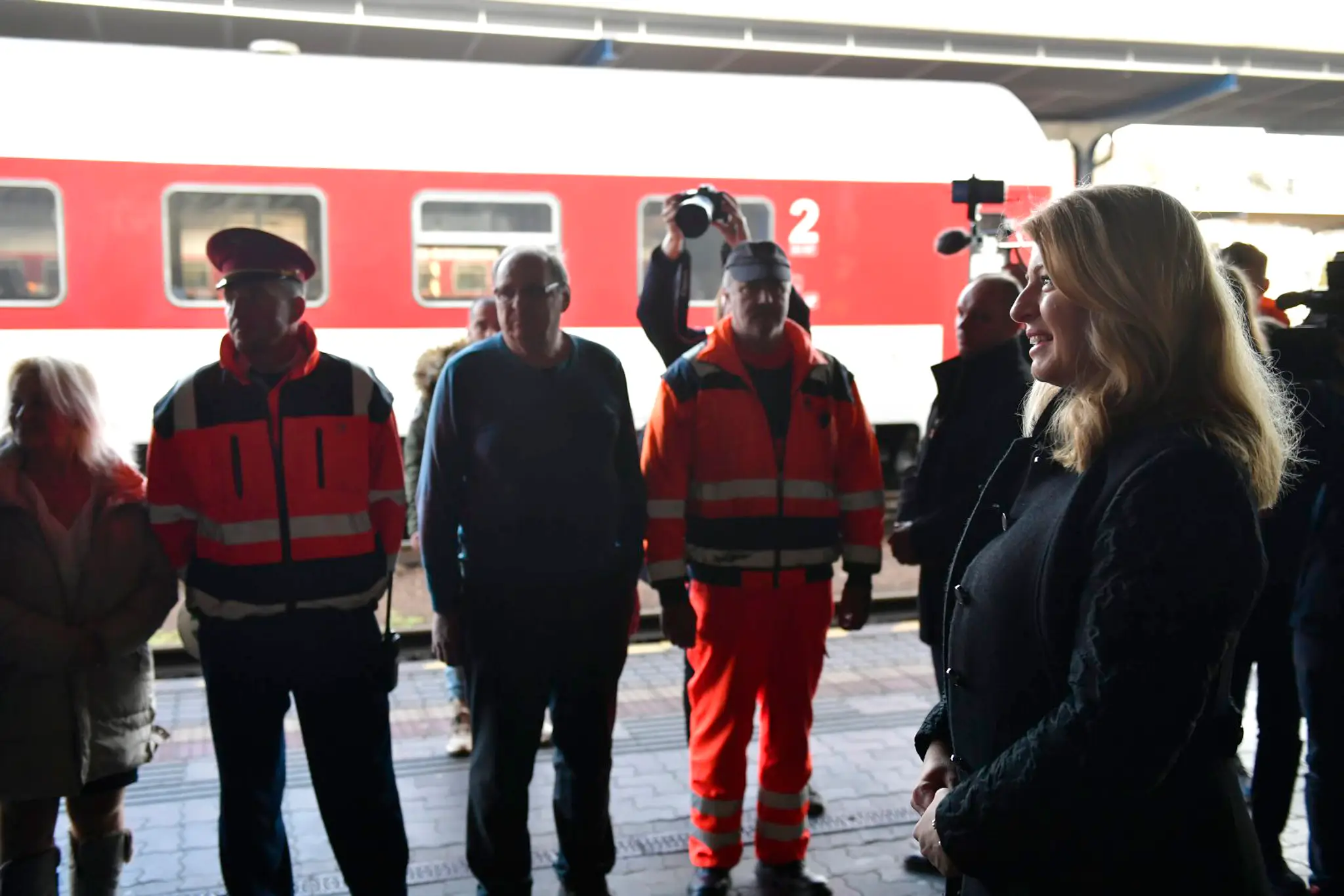 Druhá vpravo prezidentka SR Zuzana Čaputová a vpravo prednosta Hlavnej stanice Pavol Országh počas návštevy železničiarov.
