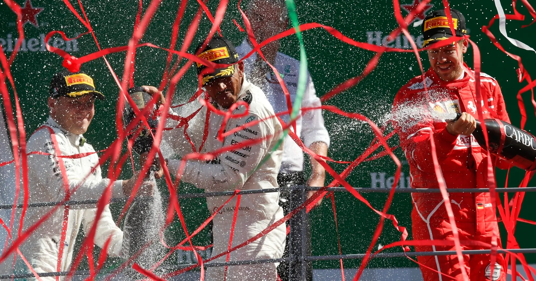 Zľava Valtteri Bottas, Lewis Hamilton a Sebastian Vettel na stupňoch víťazov.