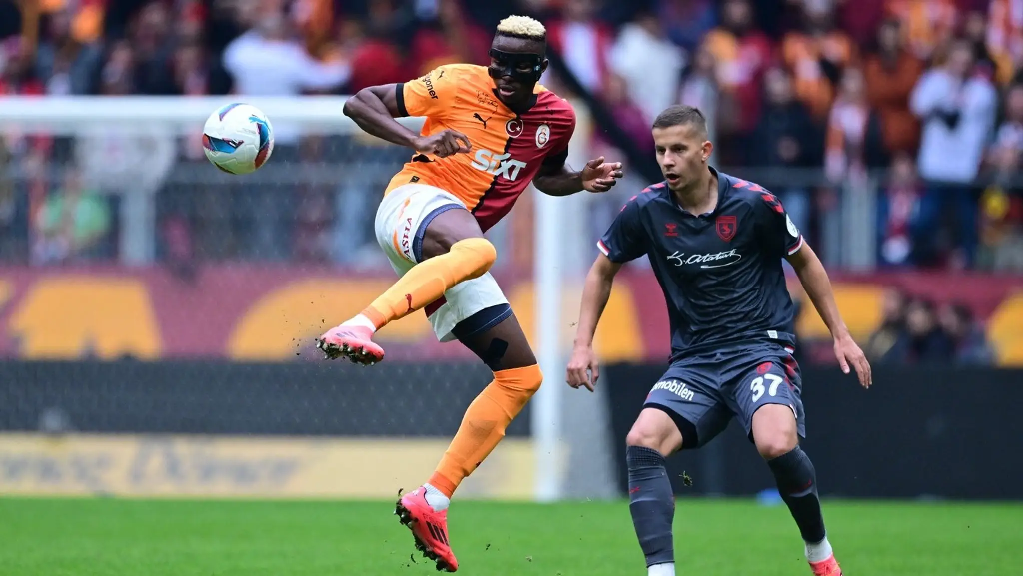 Ľubomír Šatka (v čiernom) bráni hviezdu Galatasaray Victora Osimhena.