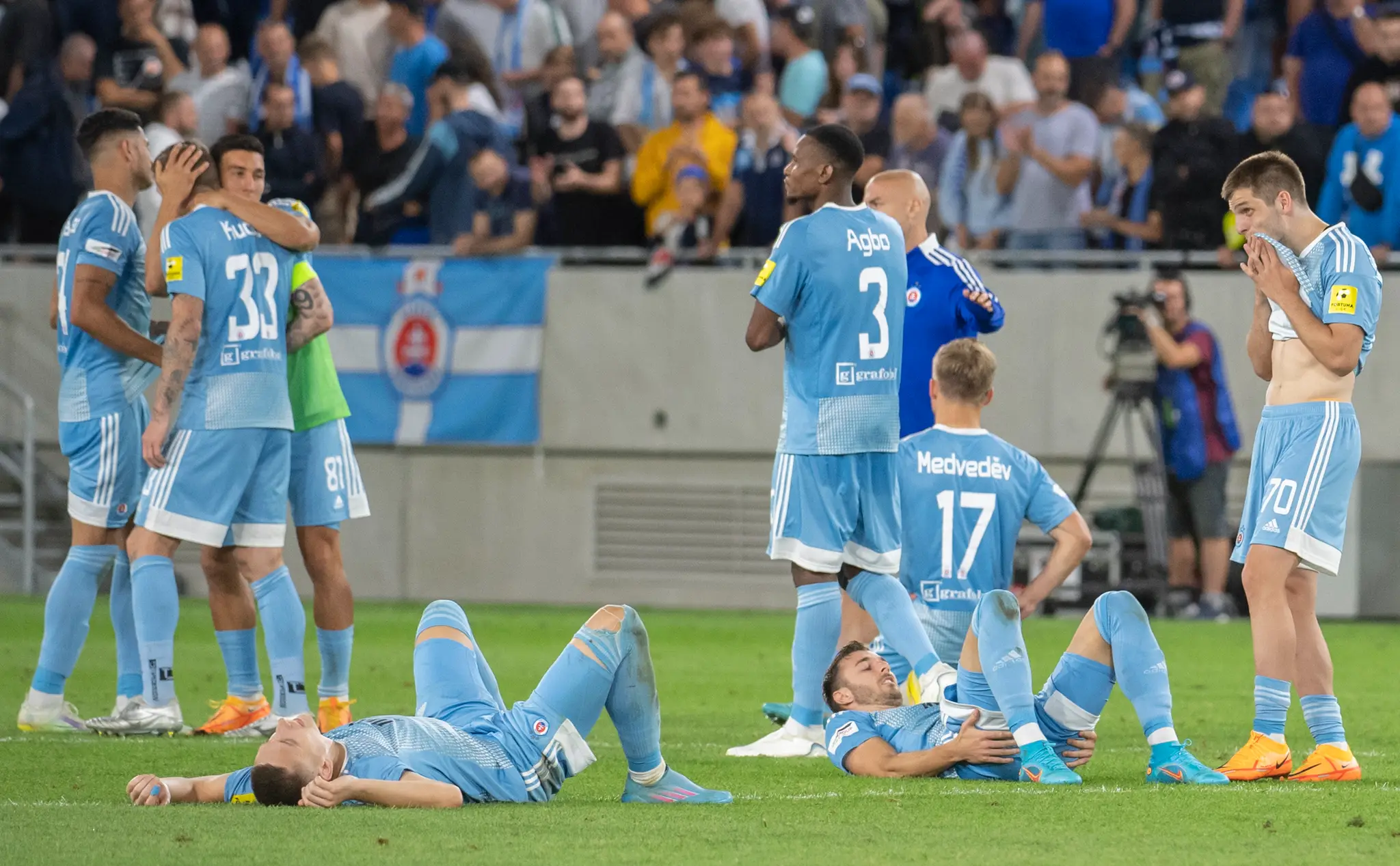 Vyčerpaní a sklamaní hráči ŠK Slovan Bratislava. Ich bojovný výkon na postup cez Olympiakos Pireus napokon nestačil. 