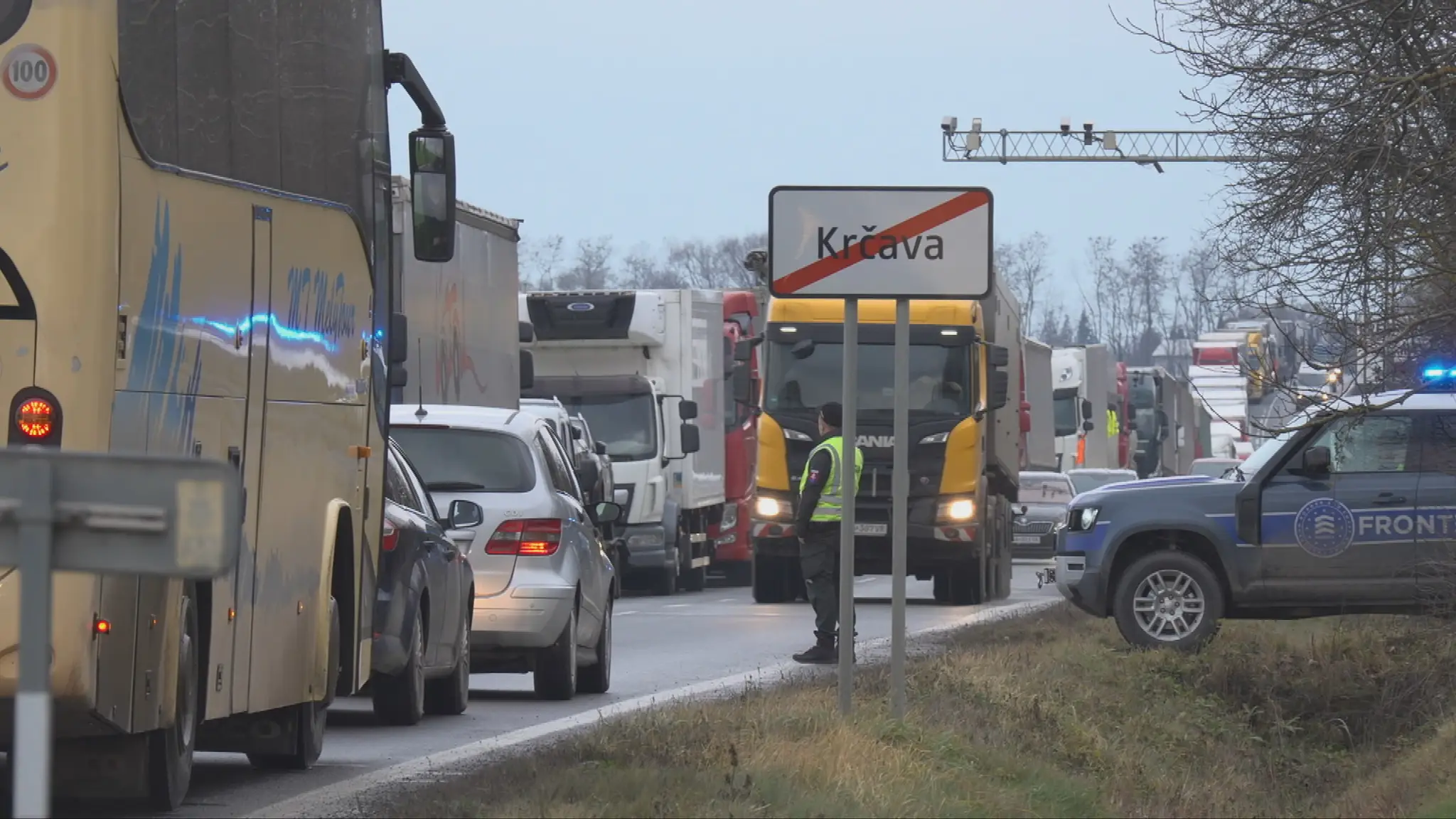 Kolóna pred hraničným priechodom.