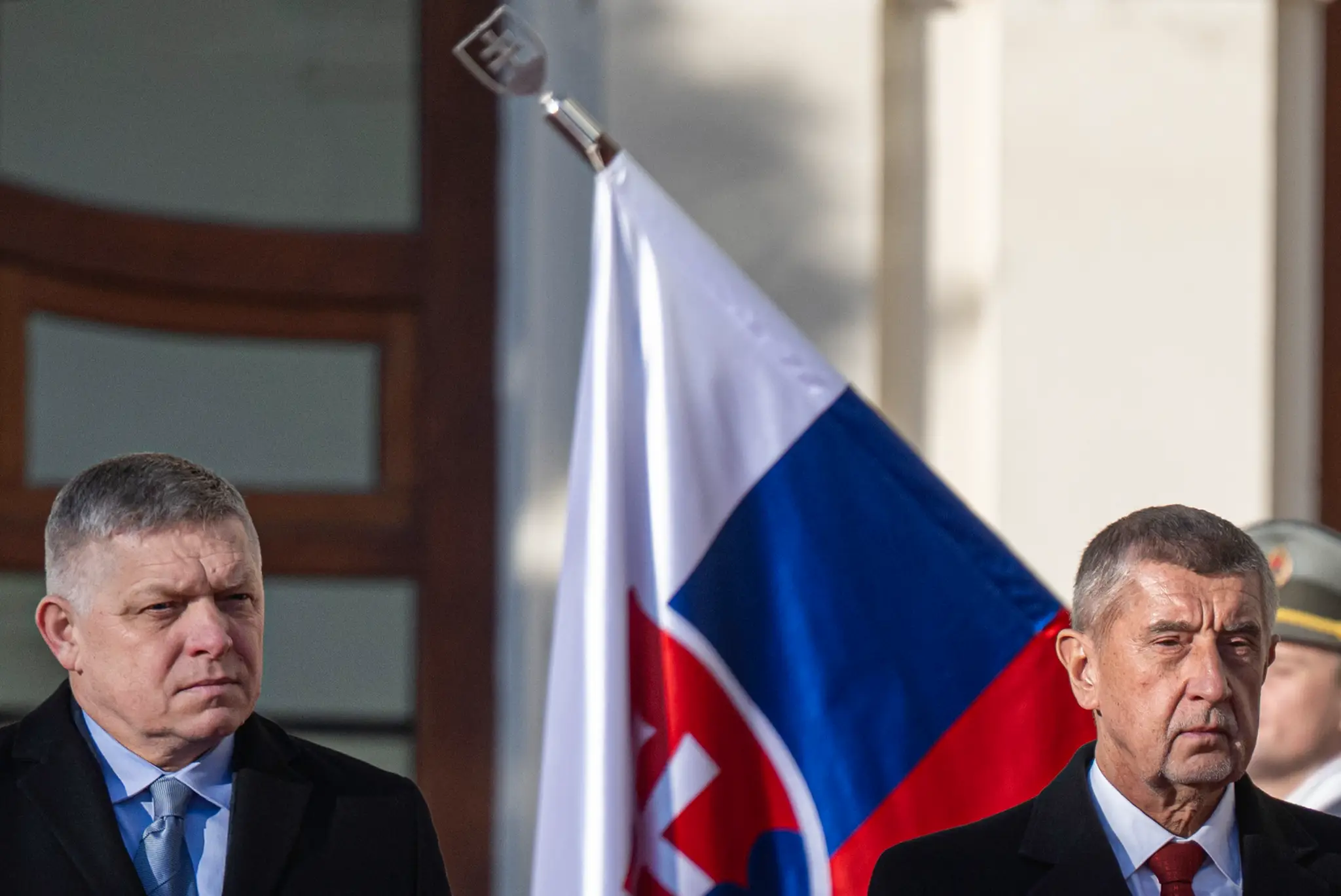 Slovenský premiér Robert Fico (vľavo) a český premiér Andrej Babiš (vpravo) kráčajú počas uvítacieho ceremoniálu v Bratislave.