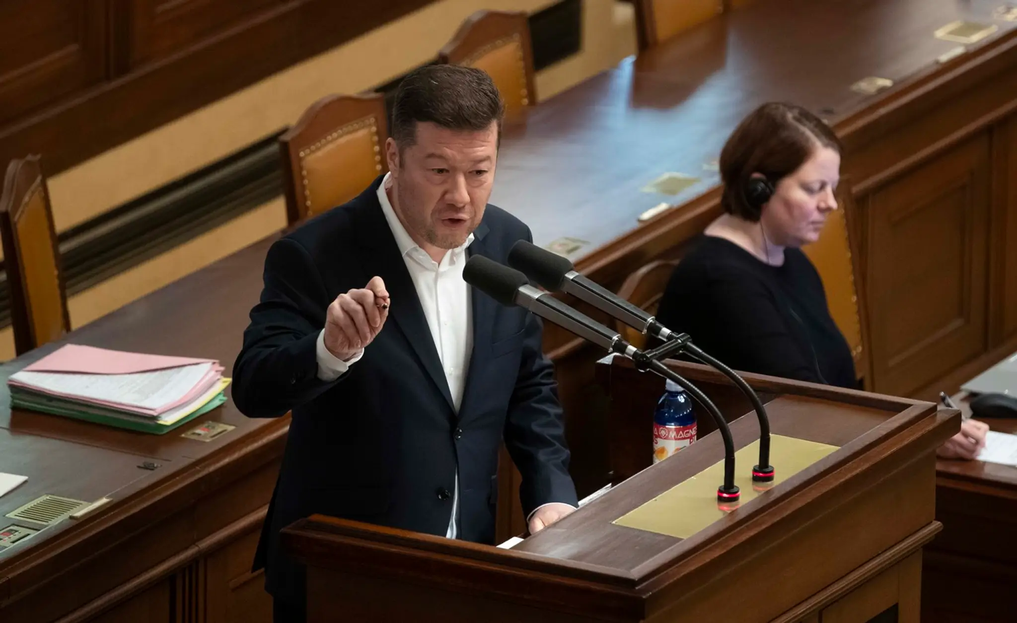 Tomio Okamura reční počas schôdze Poslaneckej snemovne.
