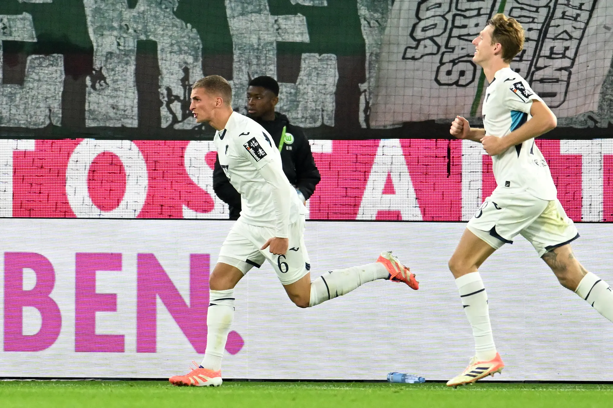 Hráč Grischa Prömel (vľavo) z Hoffenheimu sa raduje z gólu.