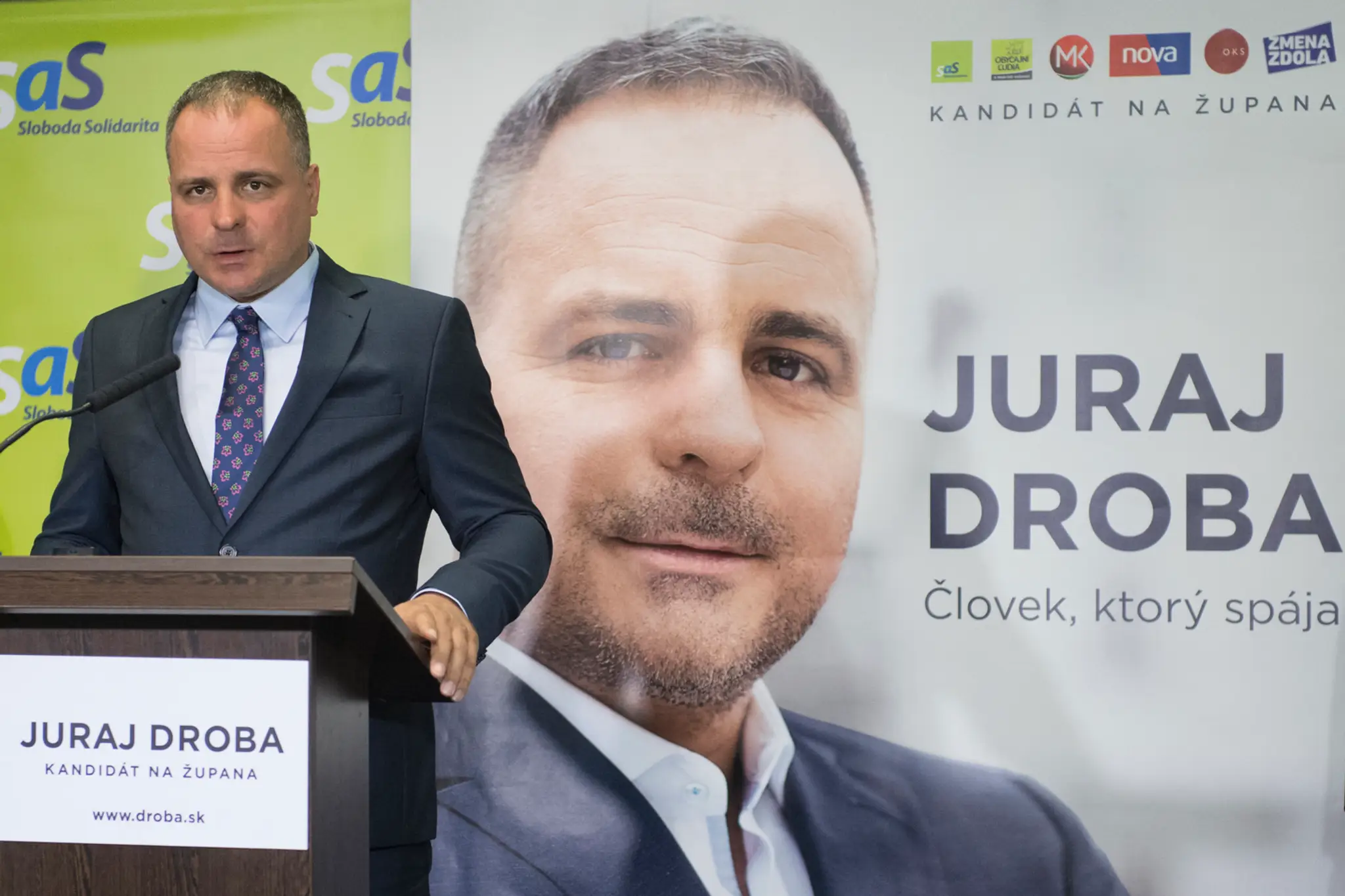 Jozef Viskupič si po zverejnení priebežných výsledkov otvoril šampanské.