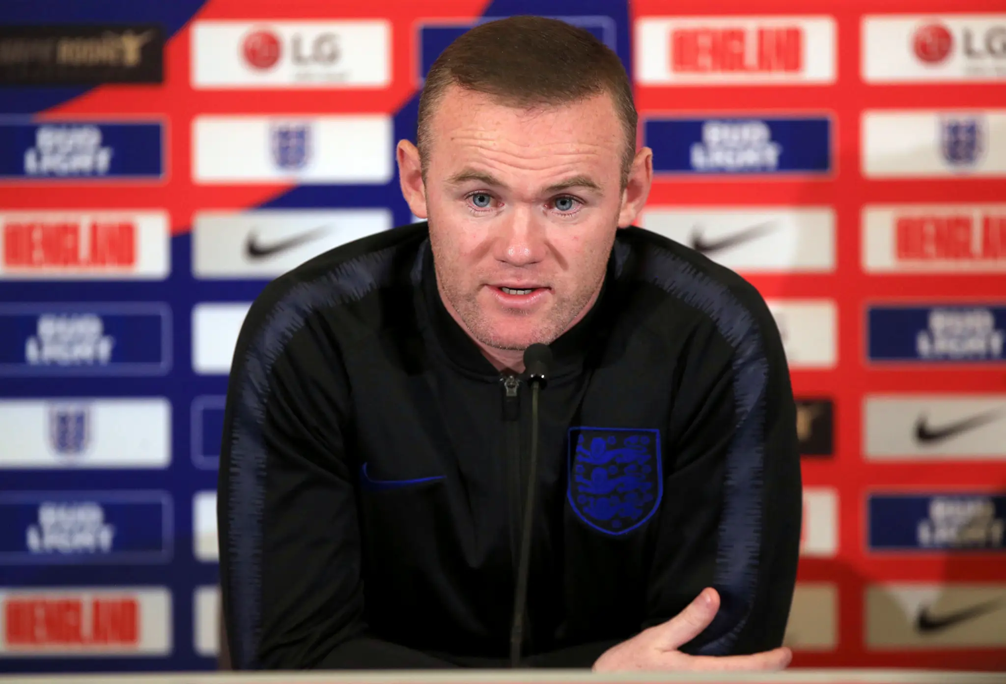 Angličan Wayne Rooney na tlačovej konferencii pred duelom Ligy národov.