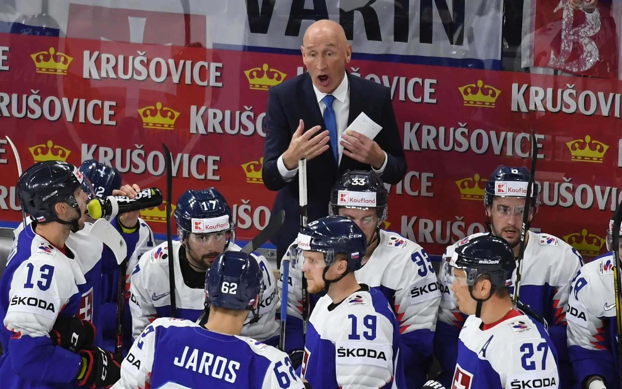 Na snímke slovenská striedačka, tréner slovenských hokejistov Craig Ramsay v zápase základnej Slovensko - Švajčiarsko.