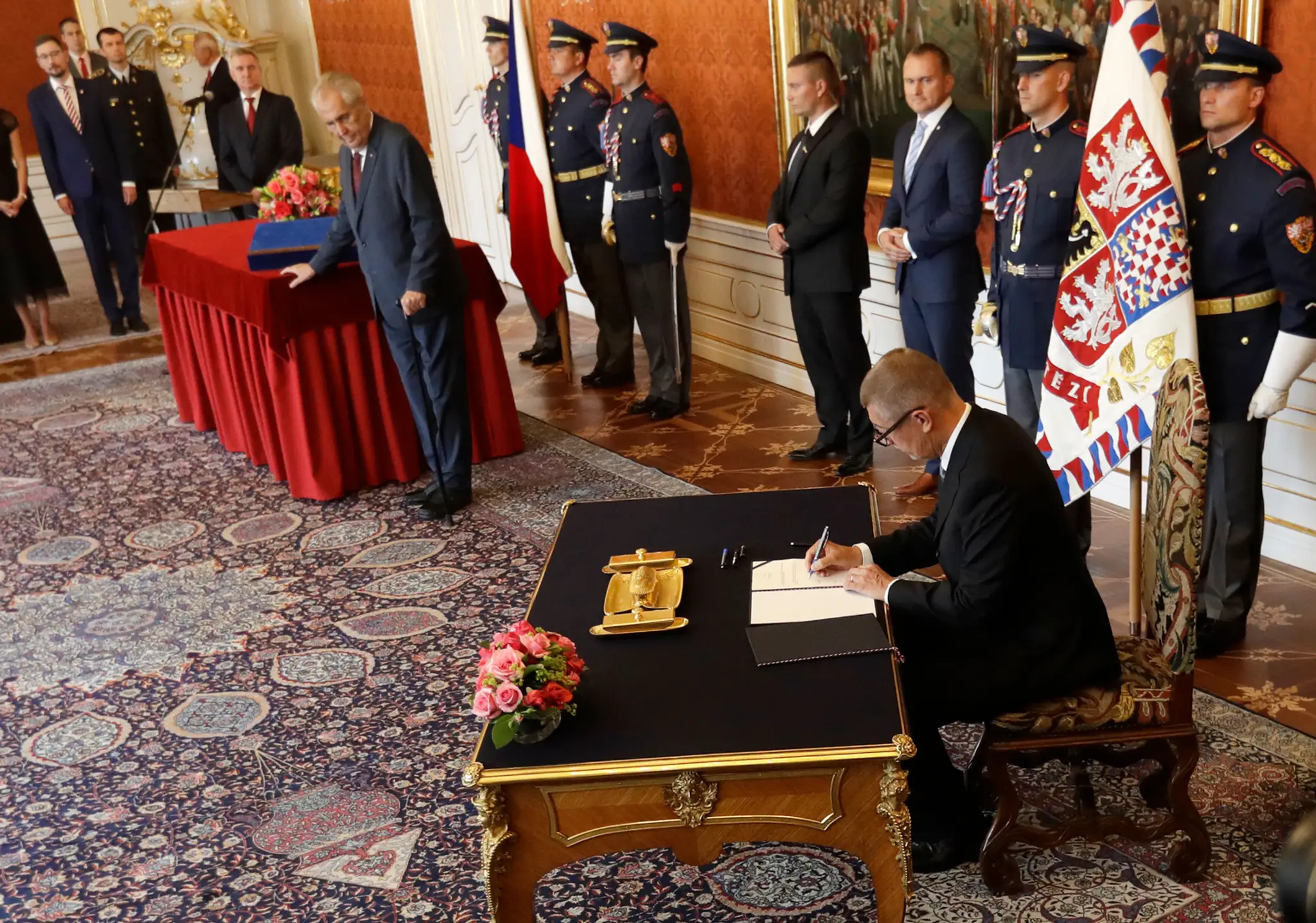 Staronový český premiér Andrej Babiš (dole vpravo) po vymenovaní do funkcie prezidentom Milošom Zemanom.