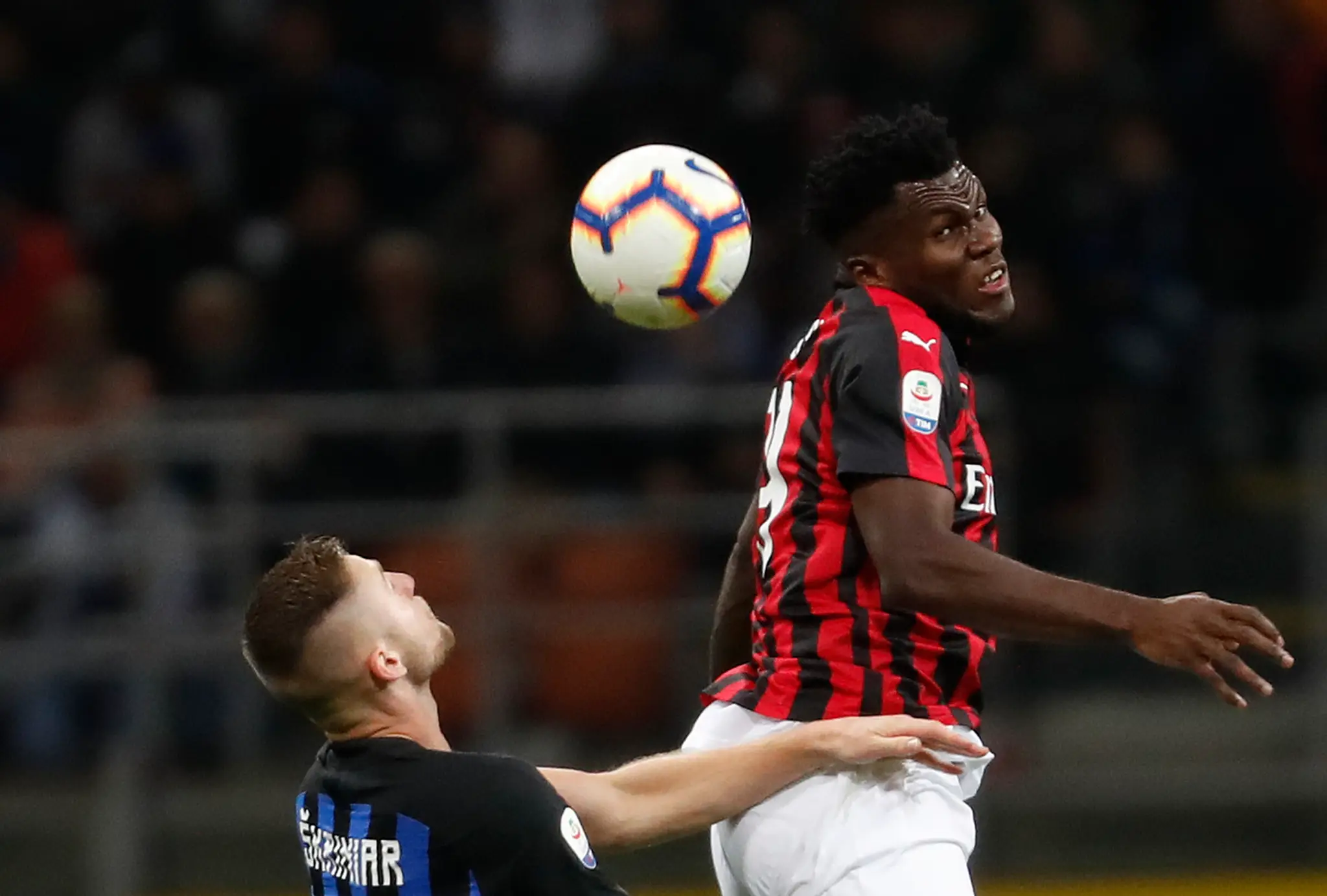 Milan Škriniar (vľavo) z Interu bojuje o loptu v mestskom derby s Franckom Kessiém z AC Milána.