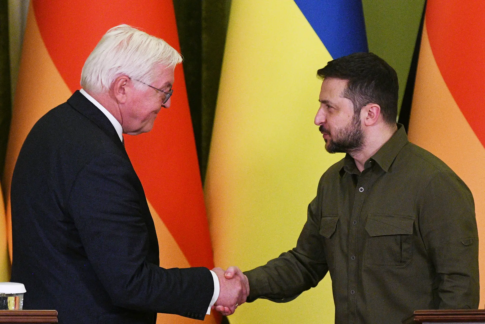 Nemecký prezident Frank-Walter Steinmeier (vľavo) a ukrajinský prezident Volodymyr Zelenskyj si podávajú ruky počas stretnutia v Kyjeve.