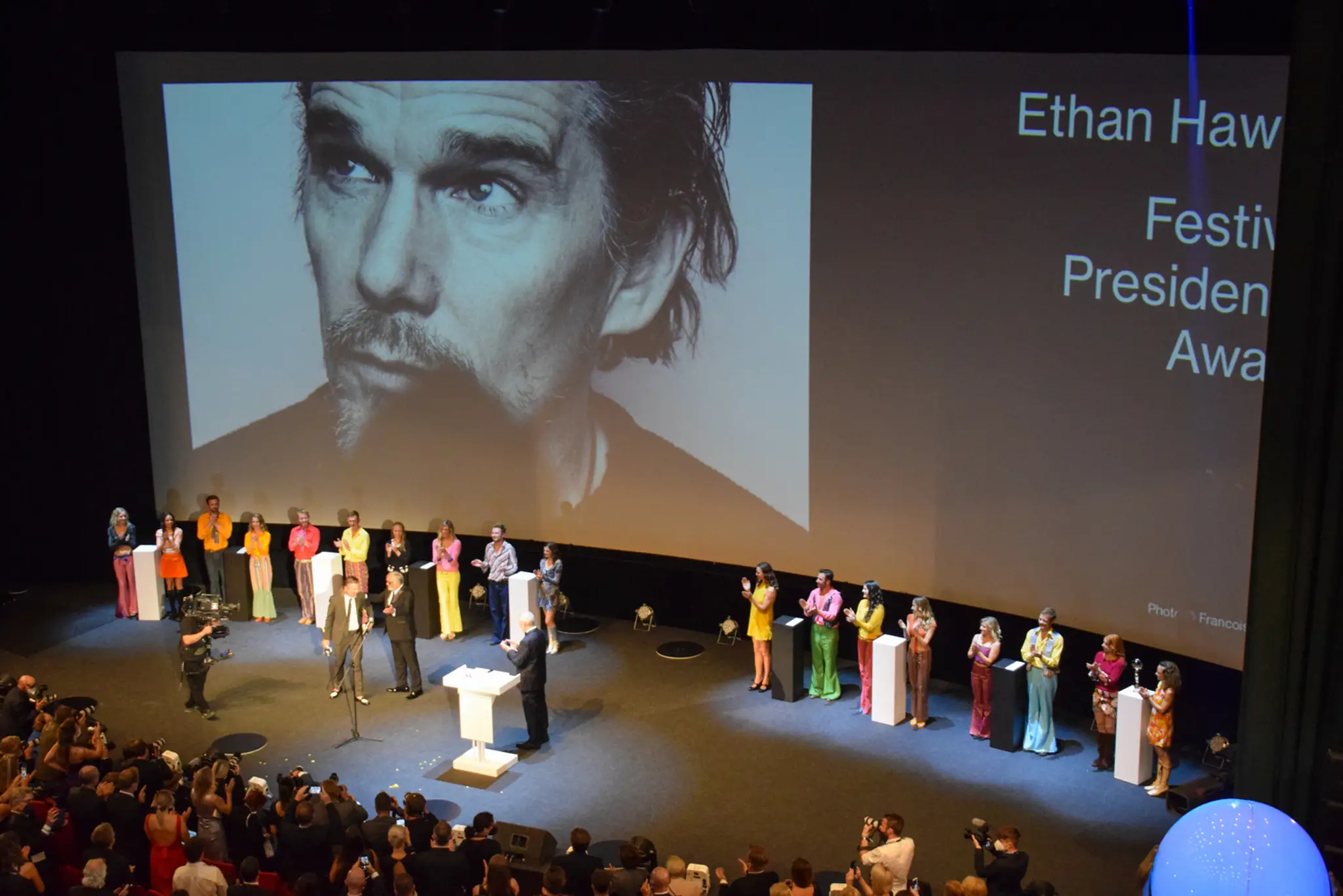 Ethan Hawke na záverečnom ceremoniáli 55. ročníka MFF KV
