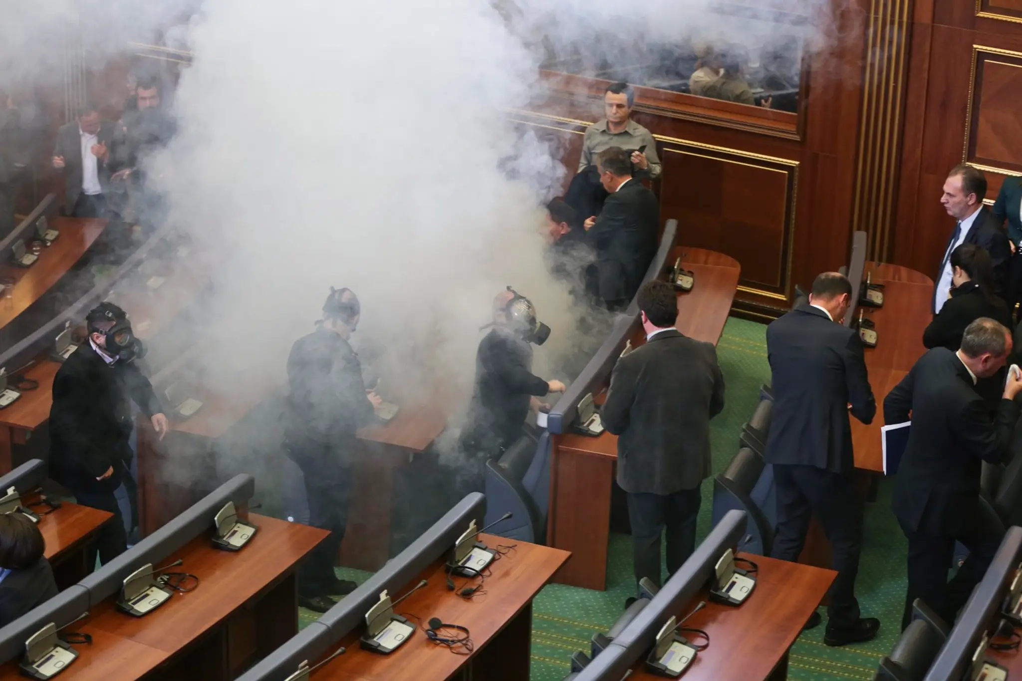Slzotvorný plyn v parlamente.