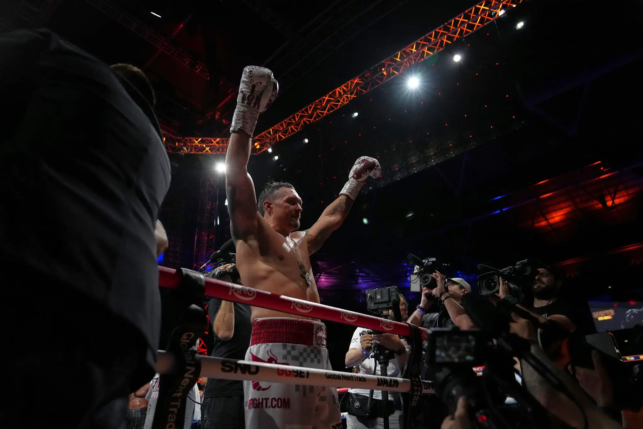 Ukrajinský boxer OleksandrUsyk sa stal šampiónom ťažkej váhy.