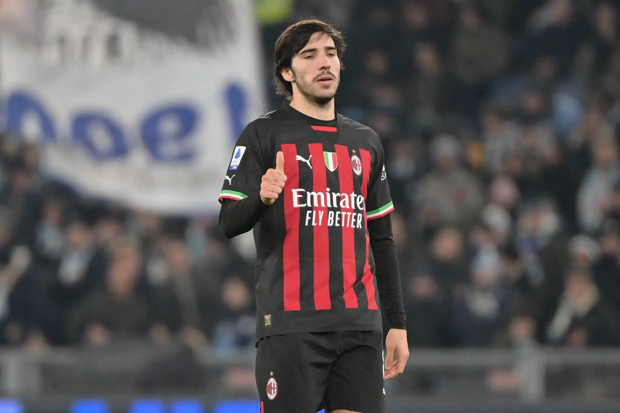 Sklamaný Sandro Tonali počas zápasu