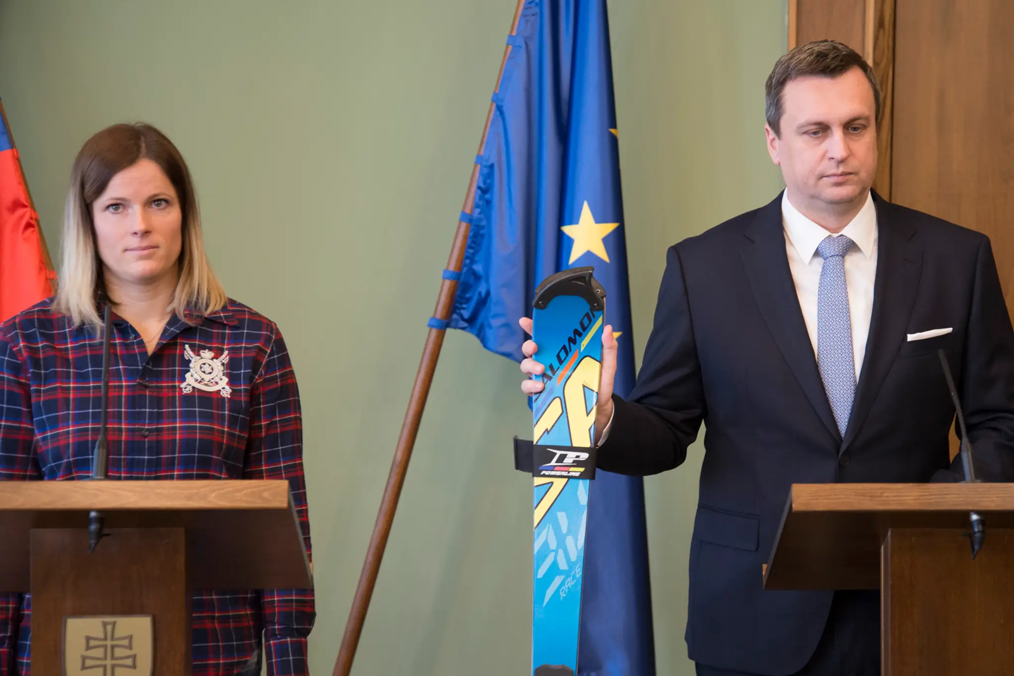 Andrej Danko prijal lyžiarku Veroniku Velez-Zuzulovú, jej otca Timoteja Zuzulu a otca lyžiarky Petry Vlhovej Igora Vlhu.