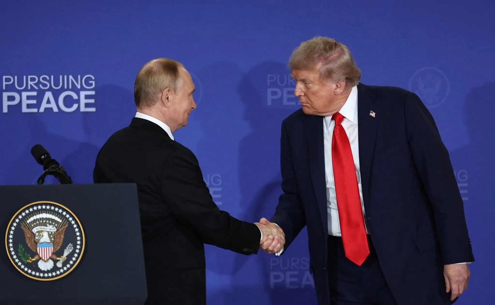 Vladimir Putin si podáva ruku s Donaldom Trumpom počas sumitu na Aljaške.