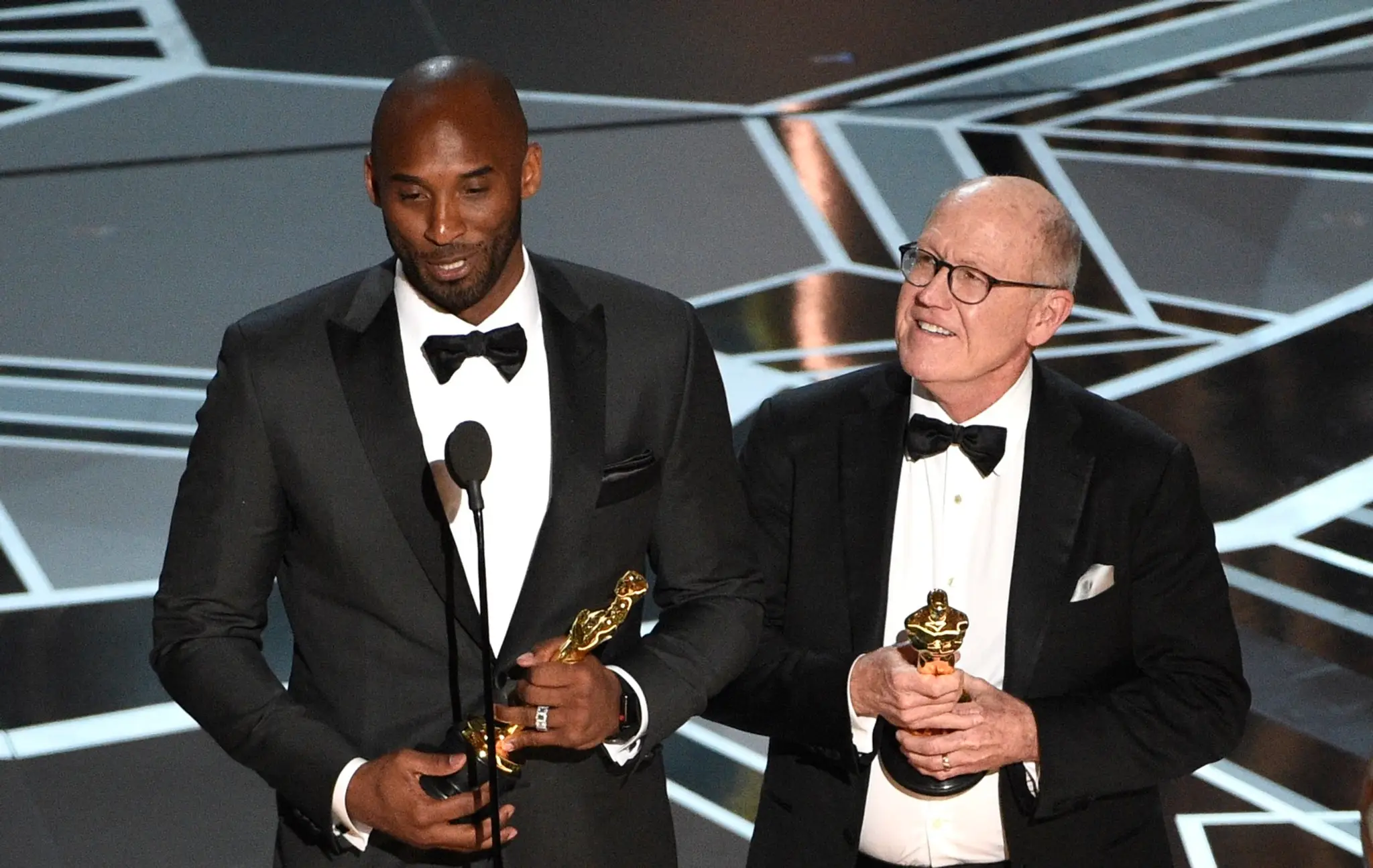 Na snímke zľava Kobe Bryant a Glen Keane po prevzatí sošky Oscara za najlepší krátky animovaný film Dear Basketball.