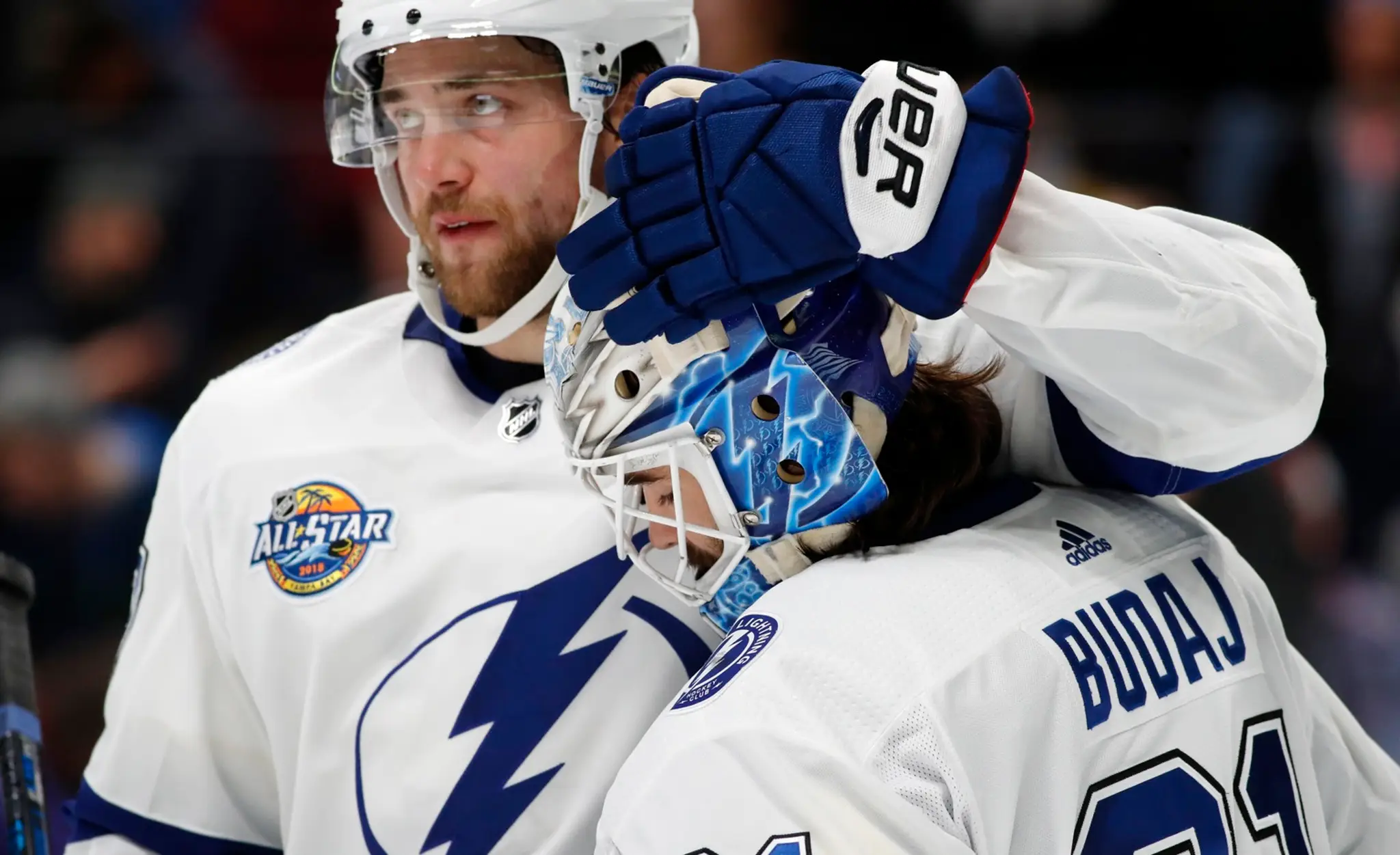 Hráč Tampa Bay Lightning Victor Hedman gratuluje Petrovi Budajovi po víťazstve nad Coloradom.