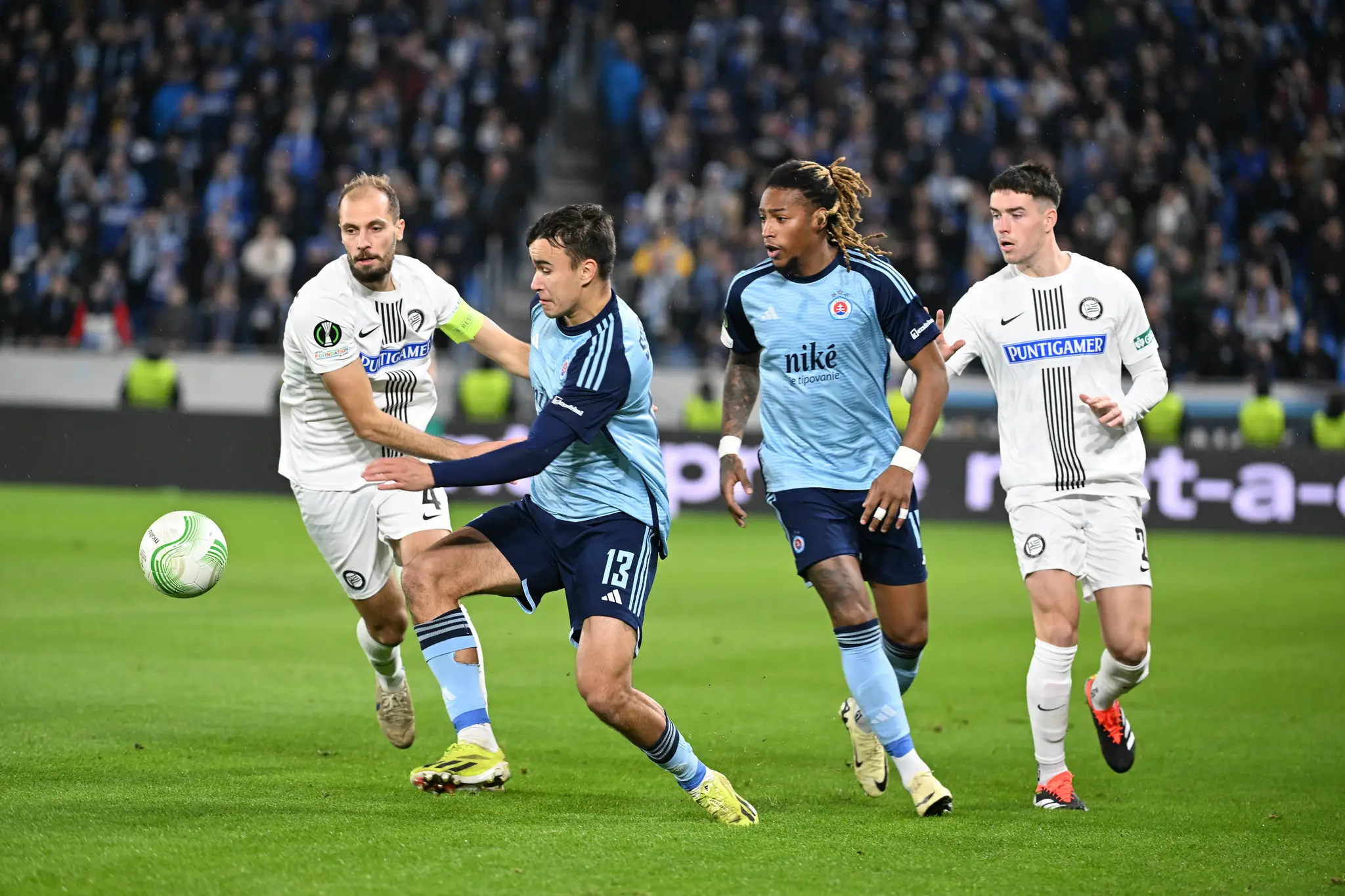 Slovan bojuje v odvete proti Grazu.