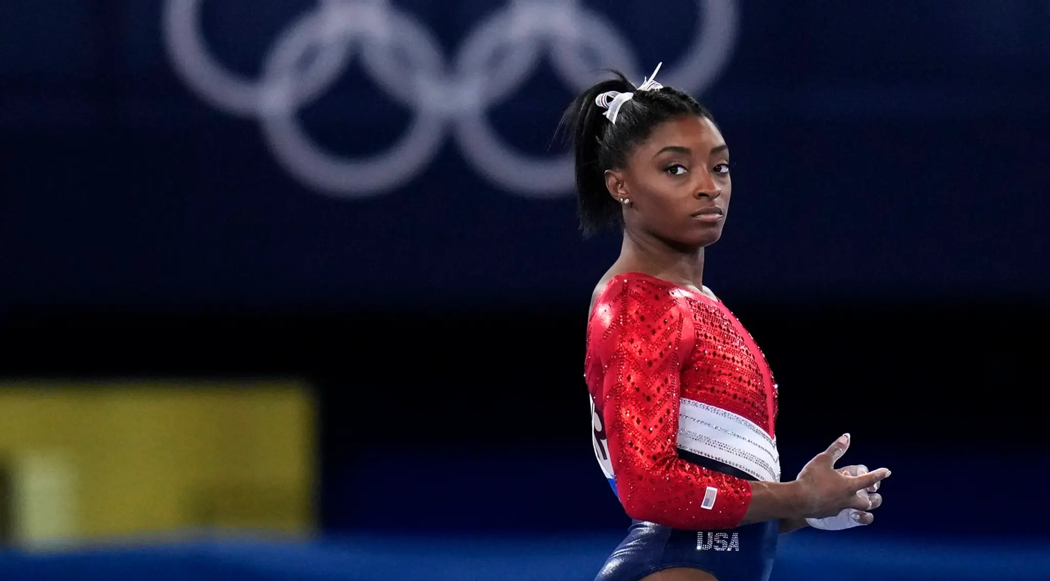 Na snímke americká gymnastická hviezda Simone Bilesová čaká na svoj pokus v preskoku vo finále viacboja družstiev.
