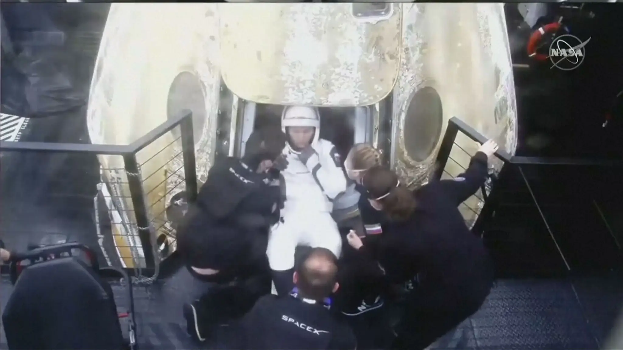 Uviaznutí astronauti sa dočkali návratu späť na Zem