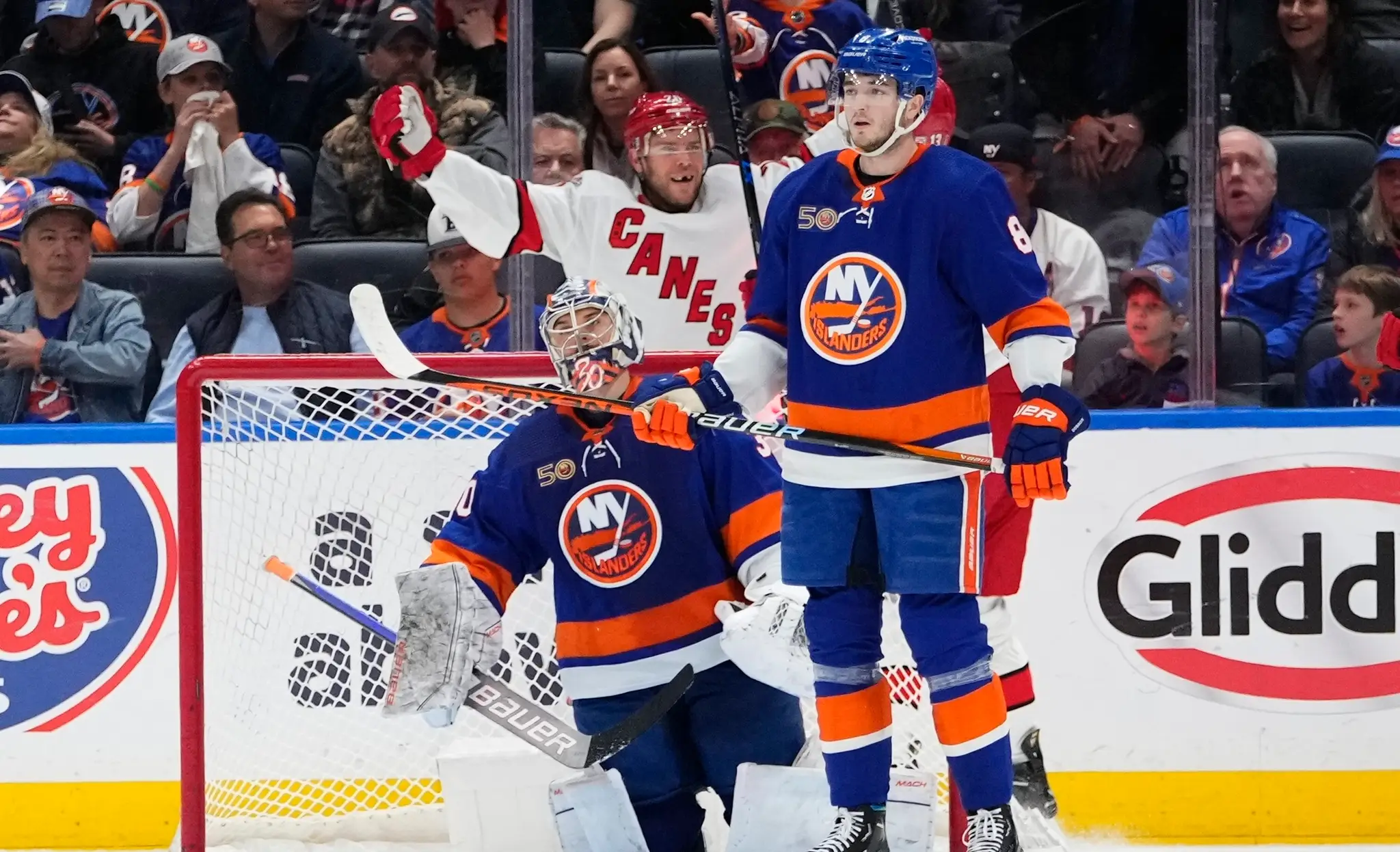 Paul Stastny sa raduje po góle do siete Islanders.
