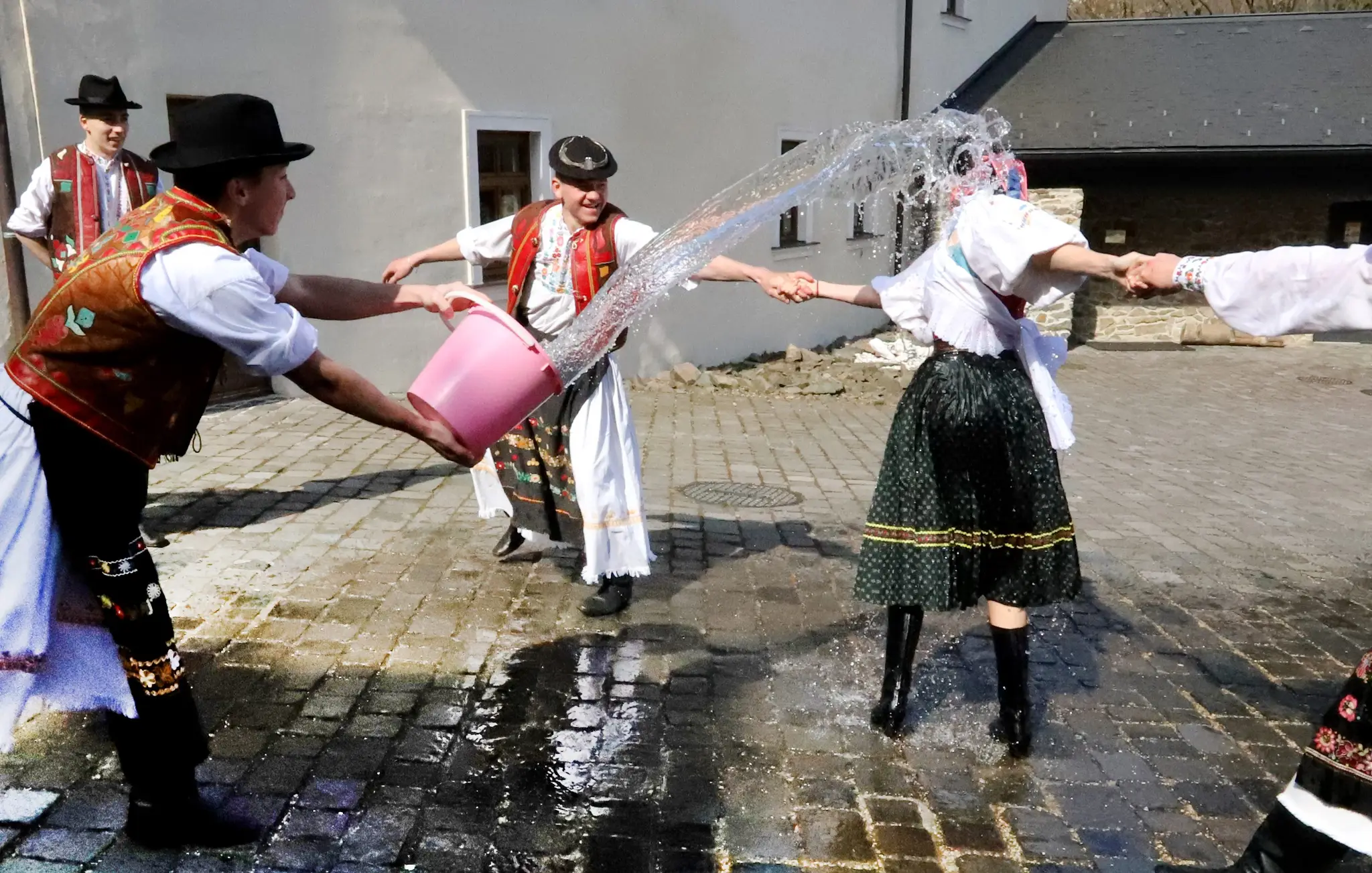 Členovia folklórneho súboru Podpoľanec z Detvy predvádzajú tradičnú veľkonočnú oblievačku na Vígľašskom zámku.
